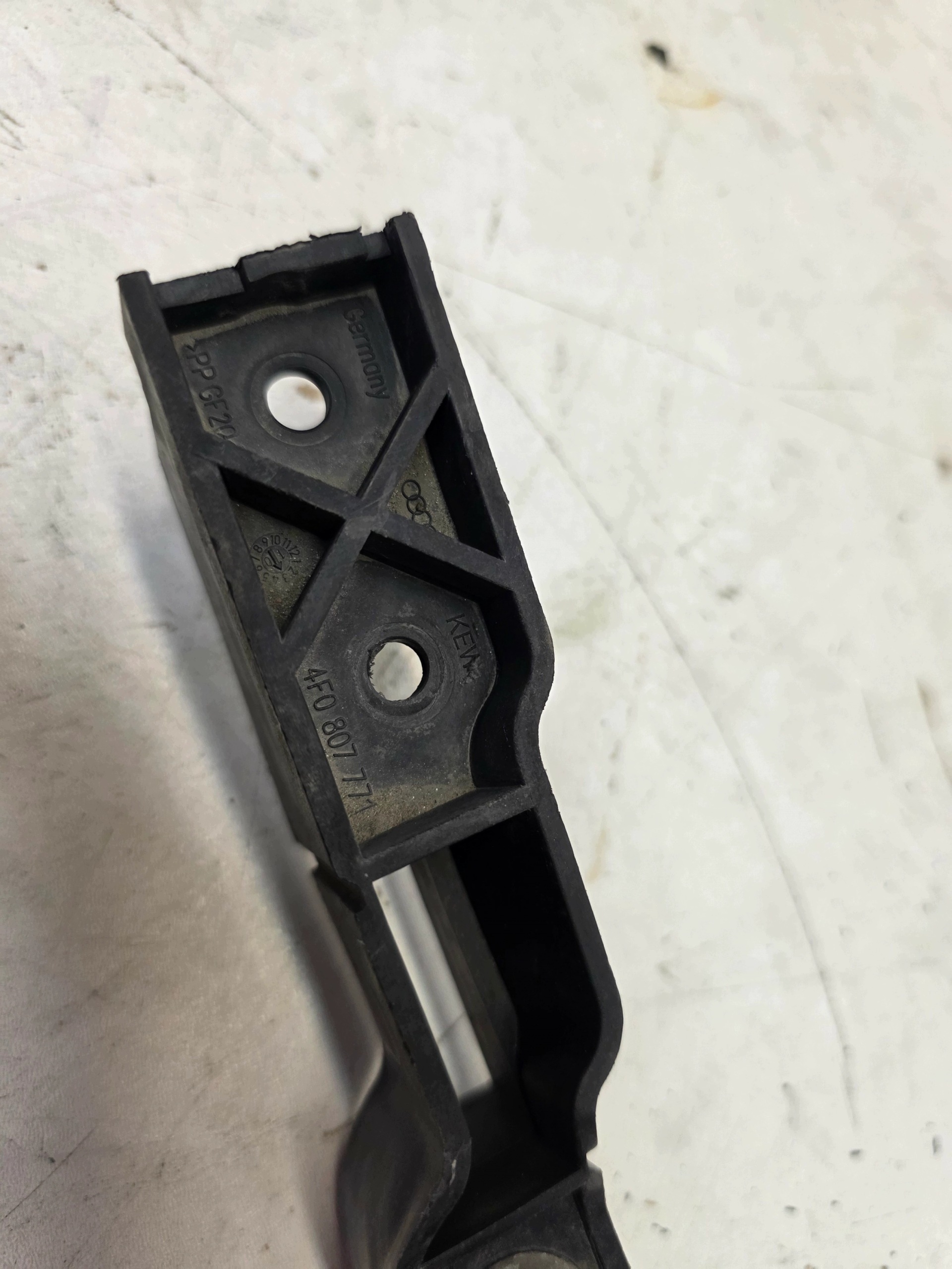 bracket holder of a bumper left front AUDI A6 C6 4F0807771
