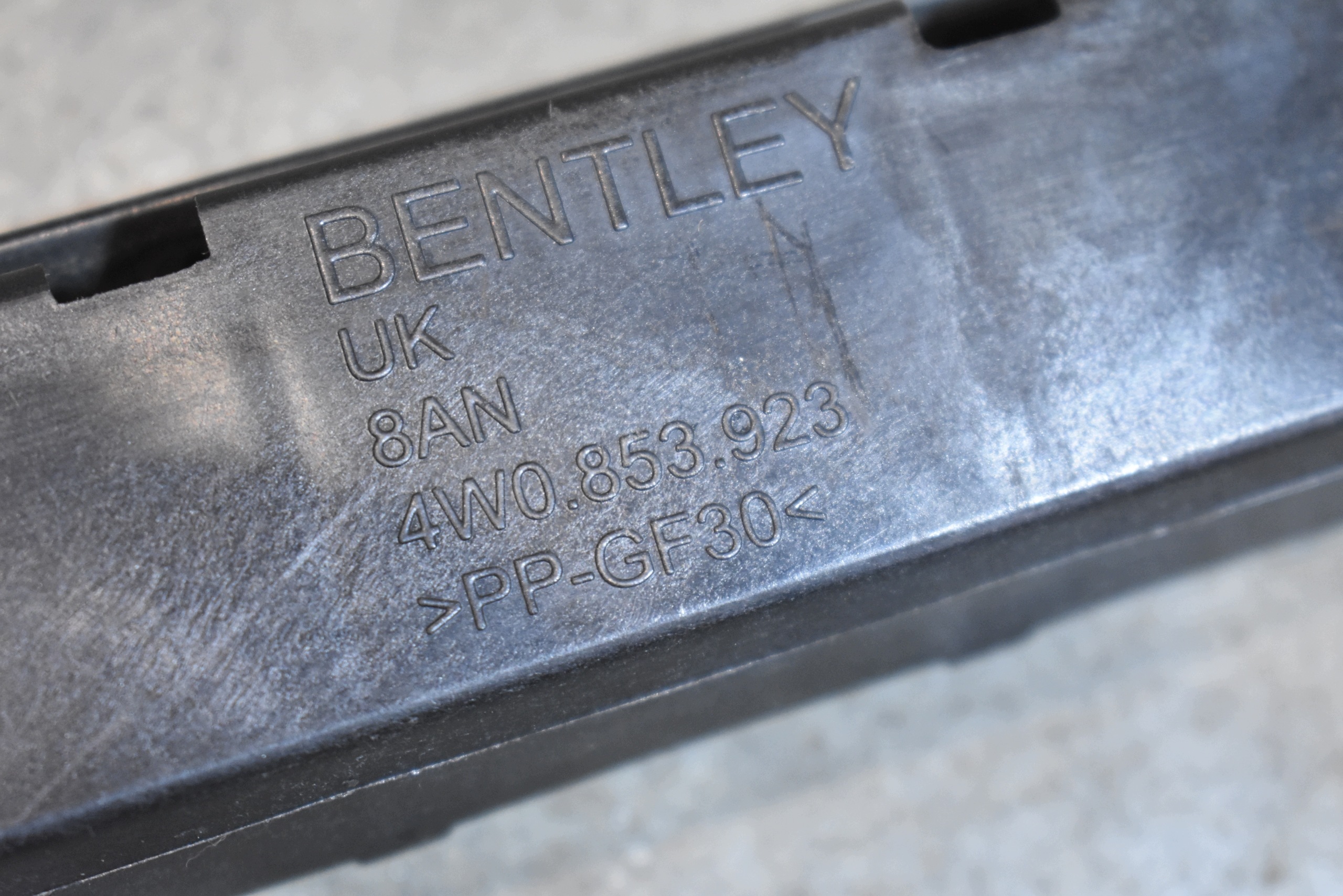 IDEALNE holder rear part rear. right BENTLEY FLYING SPUR 1