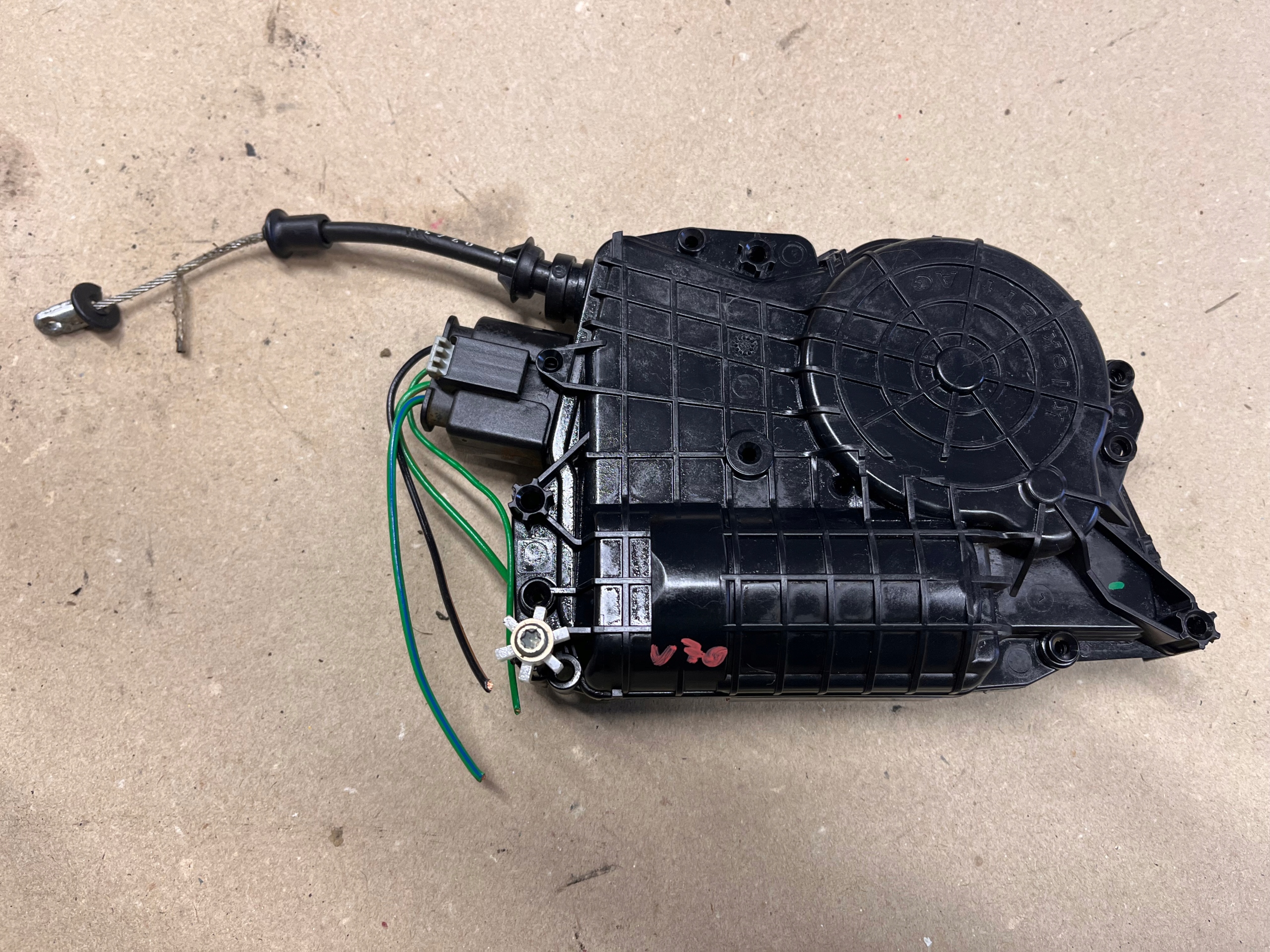 VOLVO V70 привод задней двери 4180812000