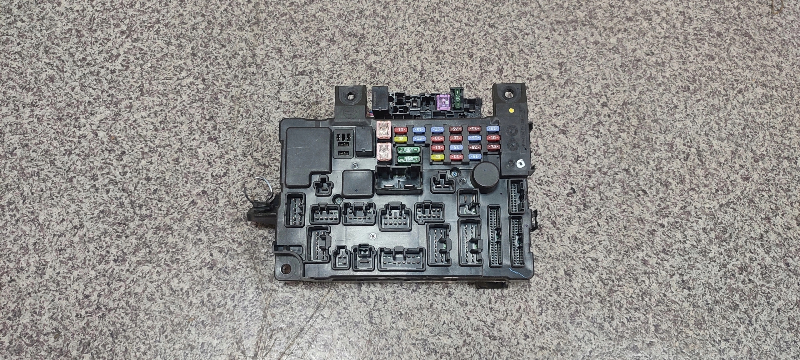 OUTLANDER III SKRZYNKA BEZPIECZNIKOW BIS 8637A869