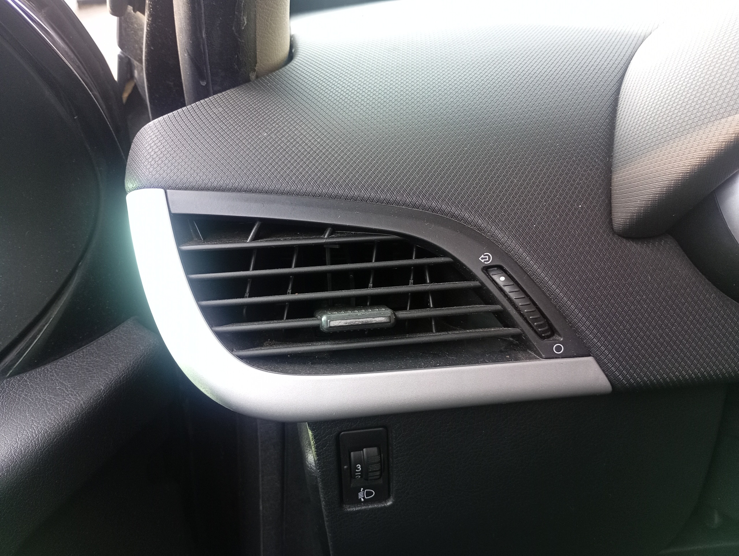 grid air conditioning devices air left driver´s Peugeot 207 06-13