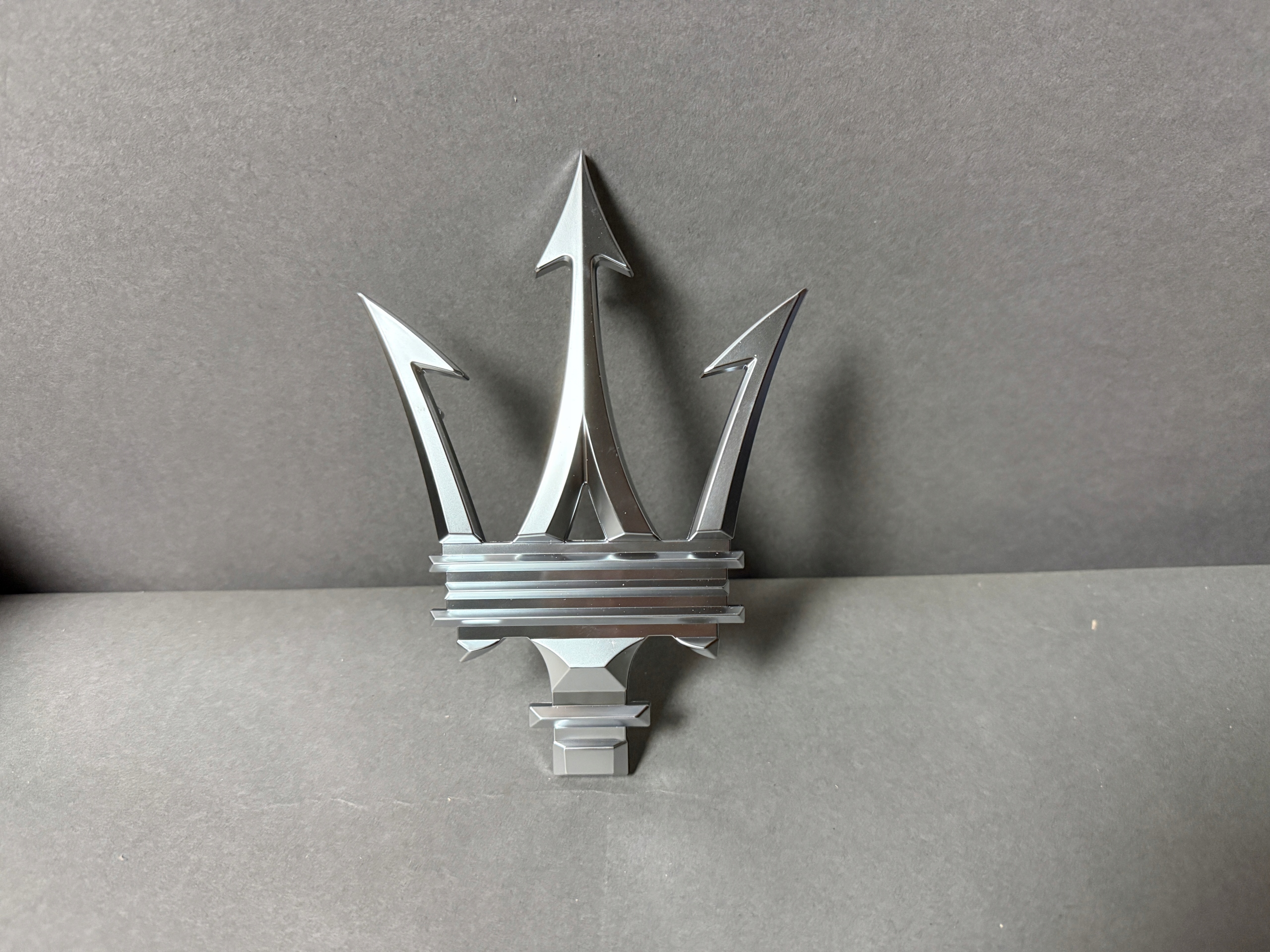 Emblém znak predná Maserati MC20 670200654
