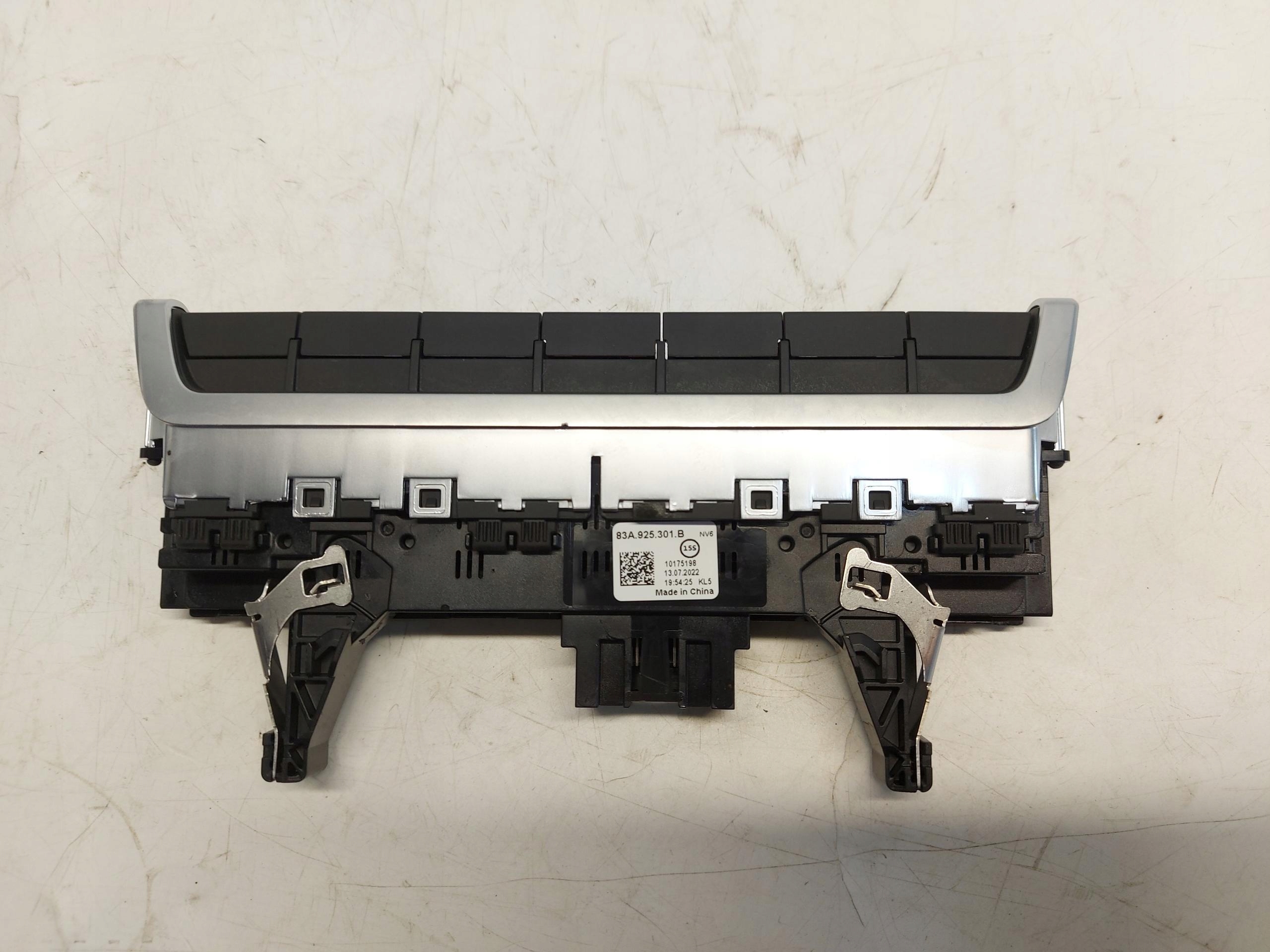 Audi RSQ3 Q3 83A 2022r PANEL Bouton Console 83A925301B