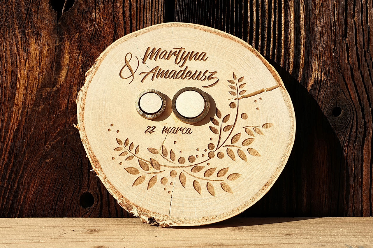 Drewniana podstawka na obrączki z grawerem Marka inny