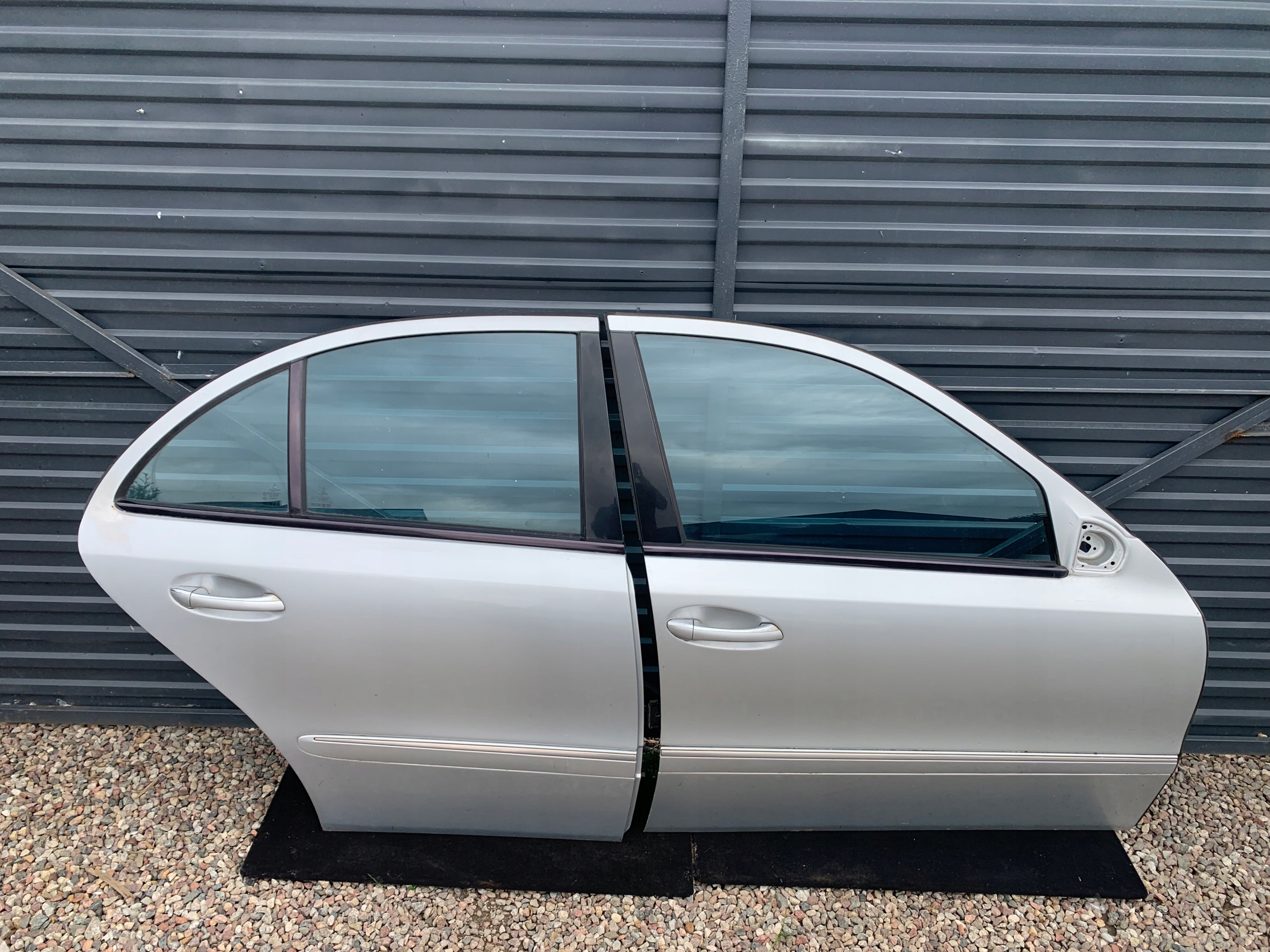 ORGINAŁ MERCEDES W211 DRZWI PRAWY PRAWE TYŁ TYLNE 775 C775 SEDAN