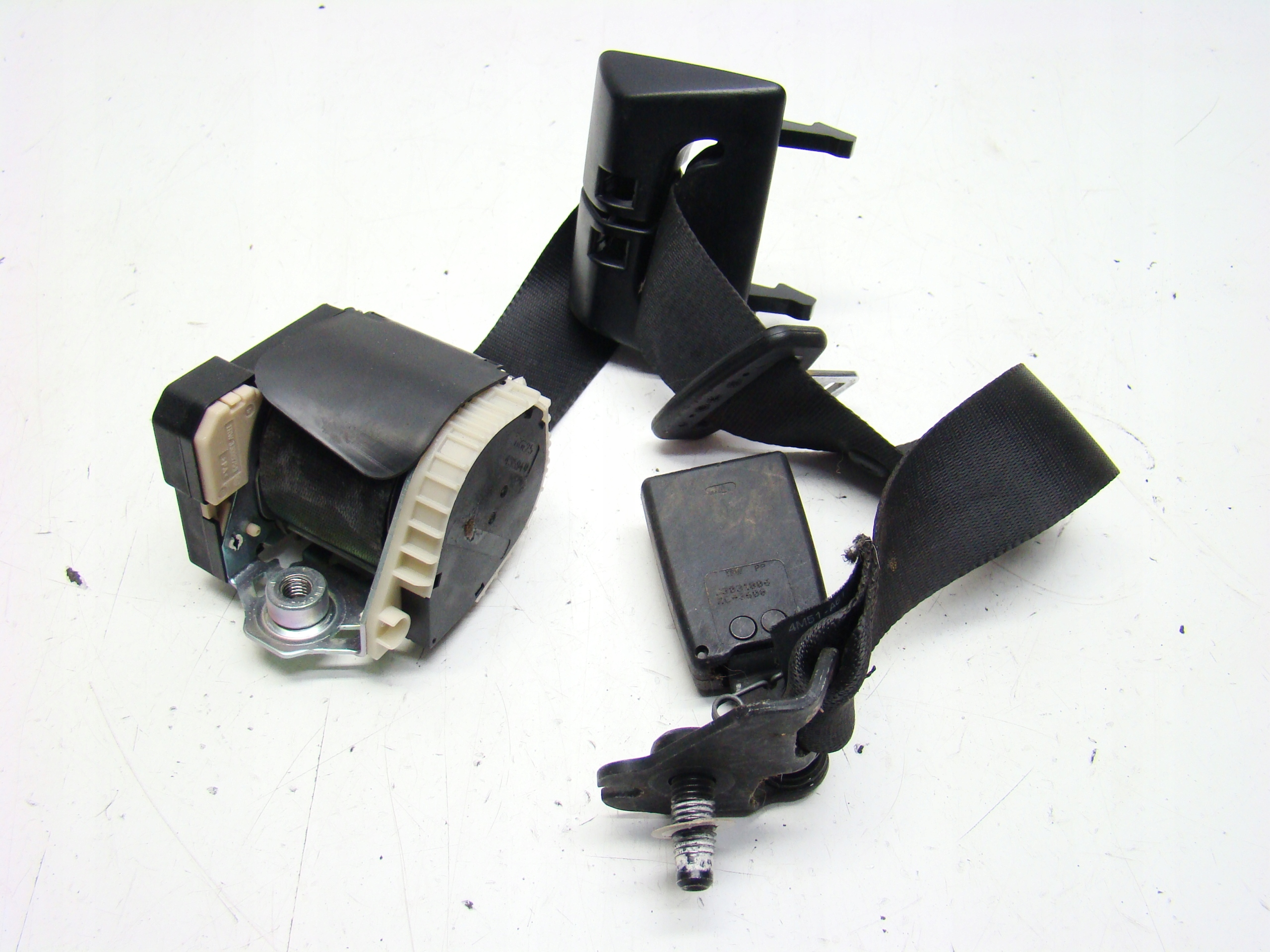 FORD KUGA MK1 PAS SRODKOWY