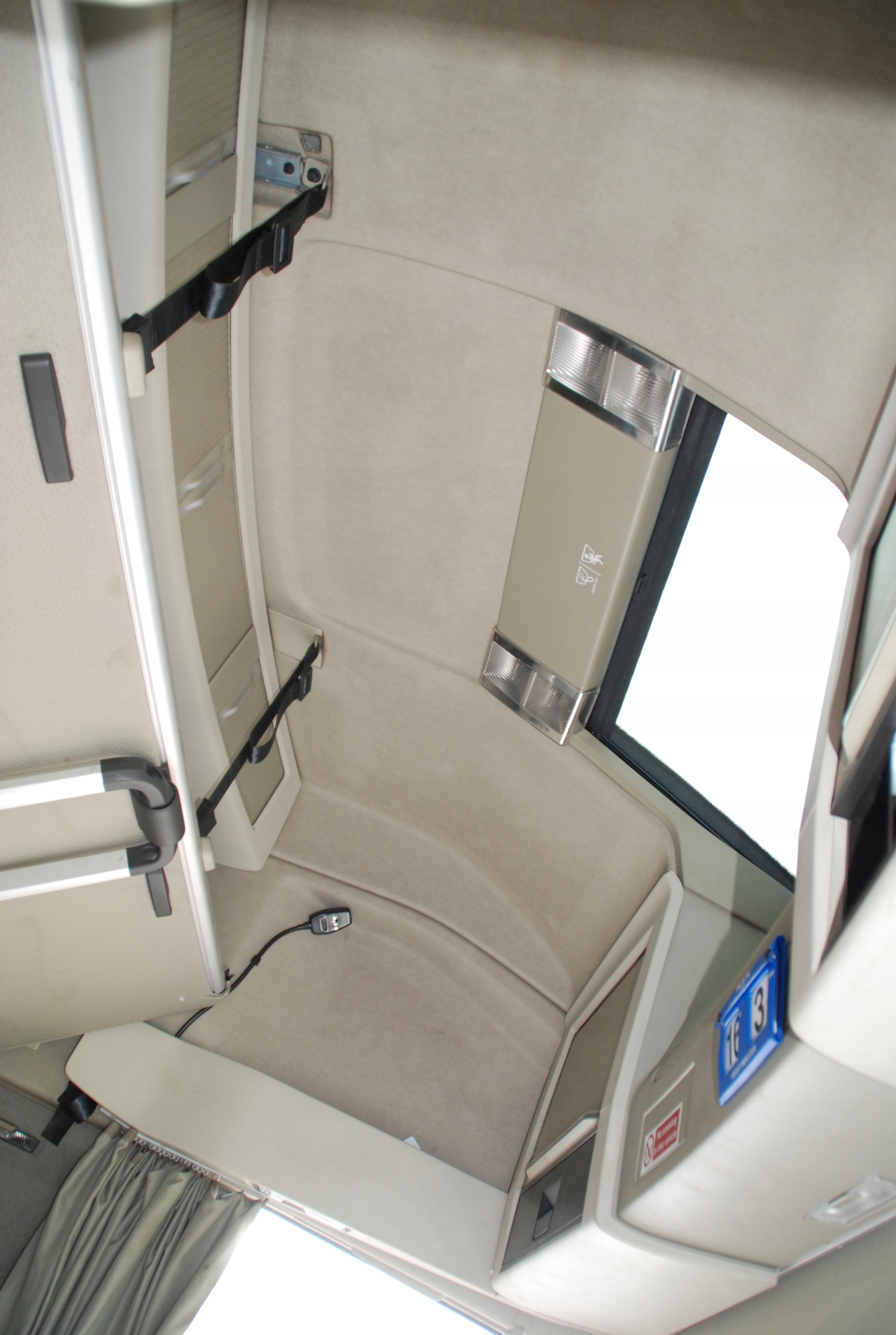 TAPICERKA BOCZEK KABINY L / P VOLVO FH4 Producent części DAF OE