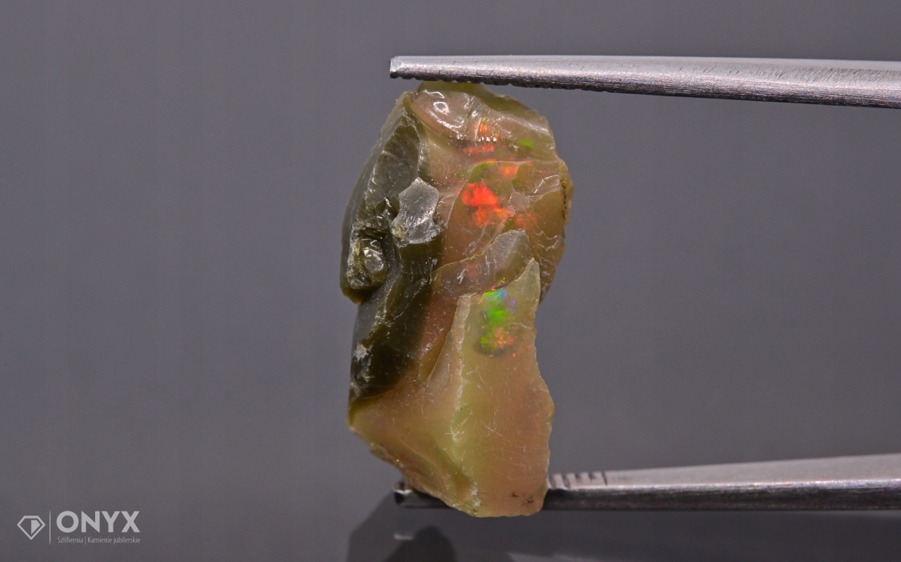 Opal z Etiopie hrudka 18,5x9 mm