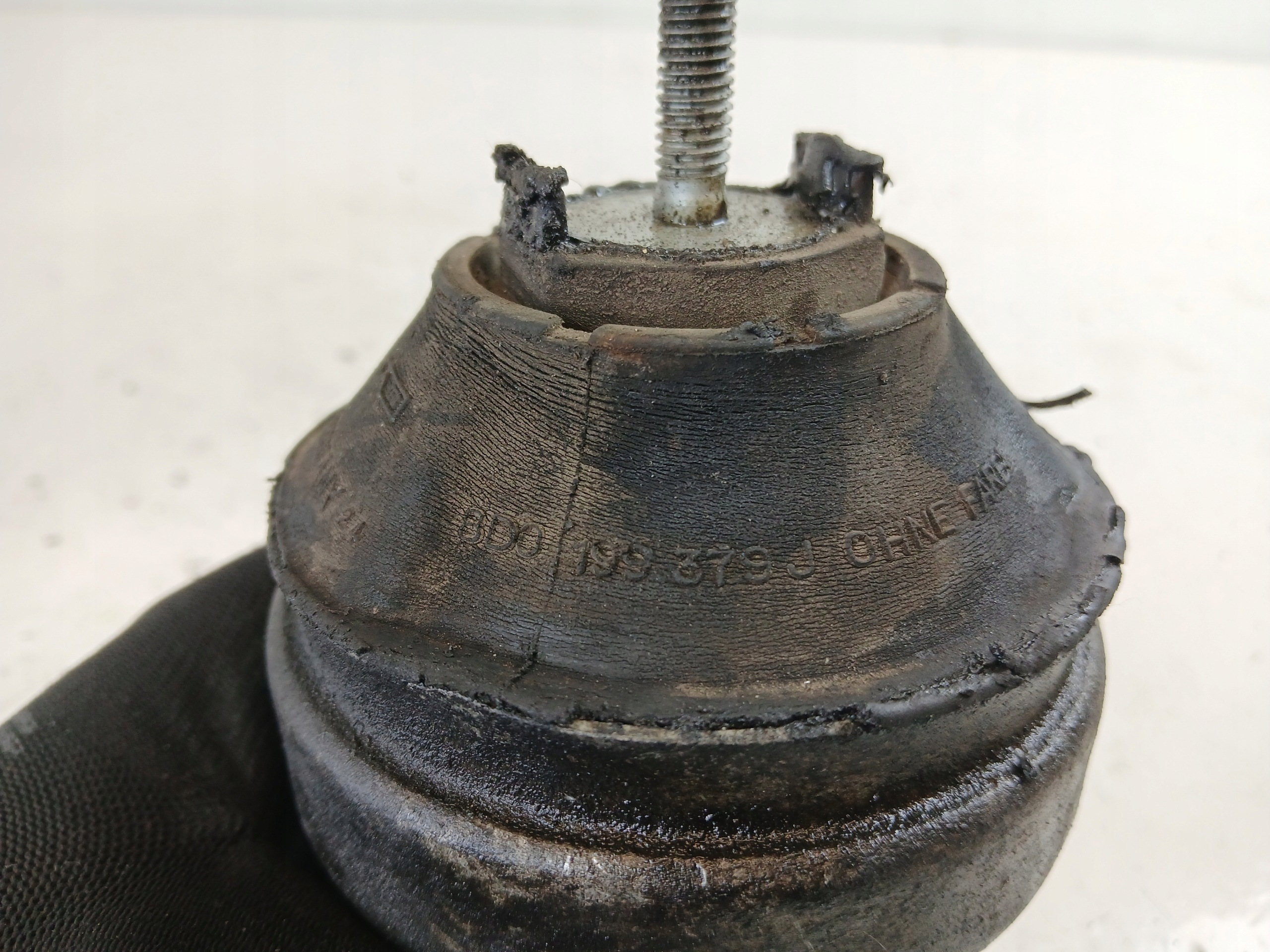 AUDI A6 C5 VW PASSAT B5 engine mount 8D0199379J