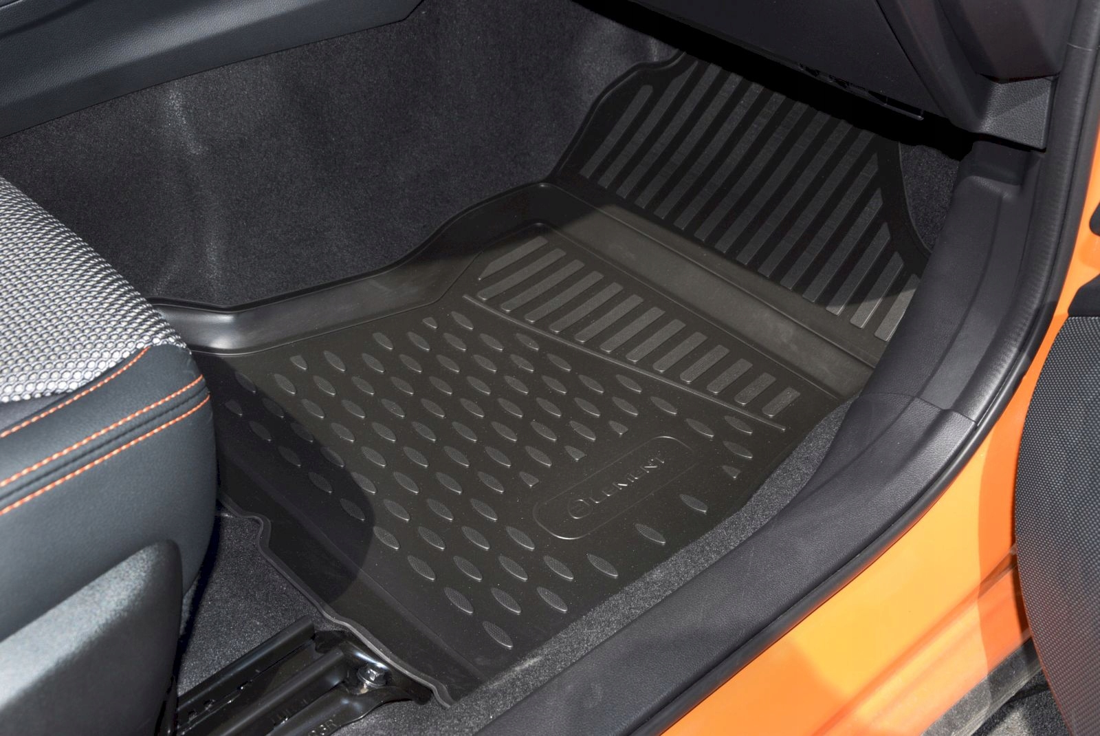 TOYOTA COROLLA VERSO 04-09 DYWANIKI GUMOWE KORYTKA Kolor czarny