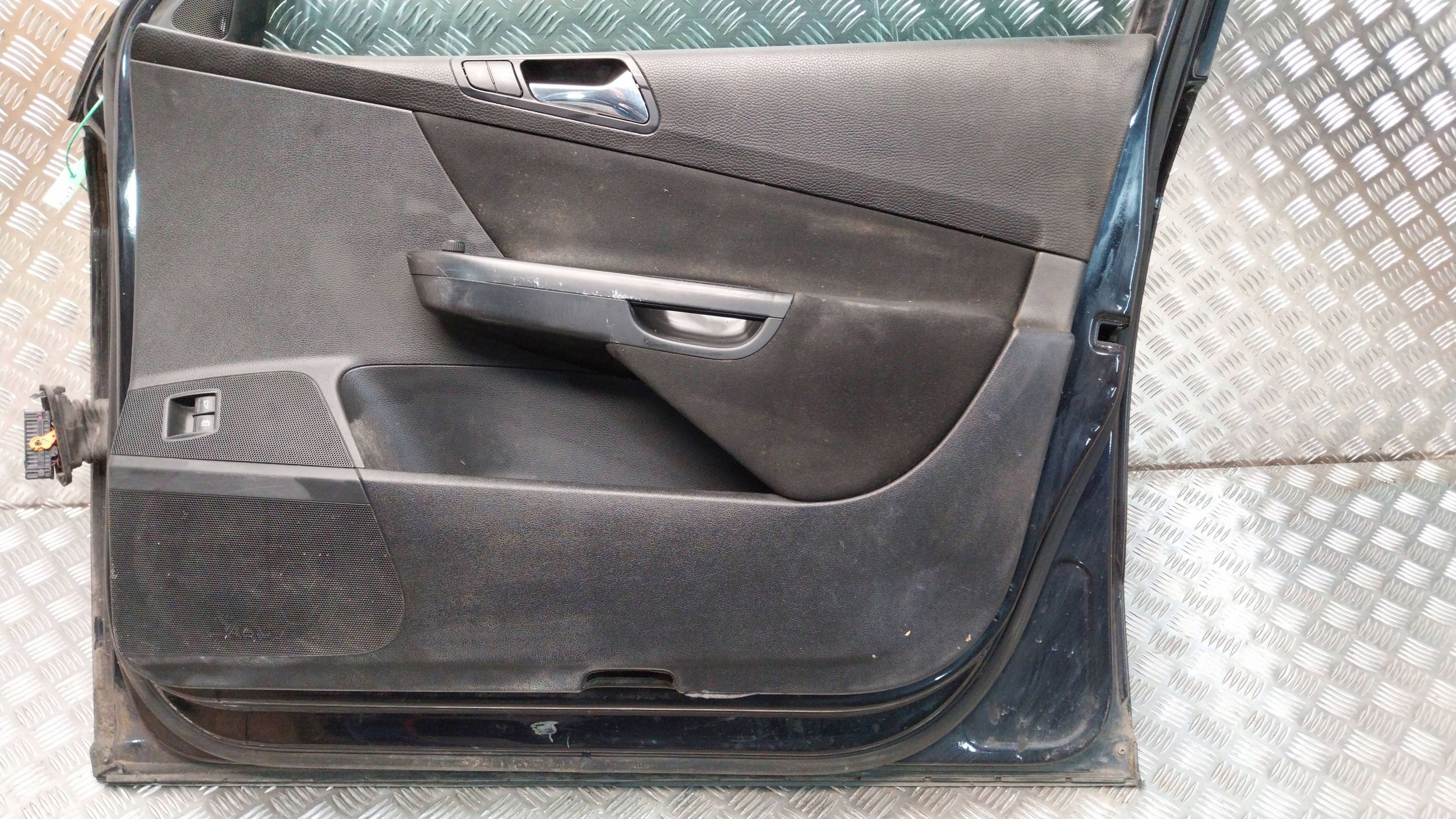 dveře předek pravé VW PASSAT B6 3C0 05