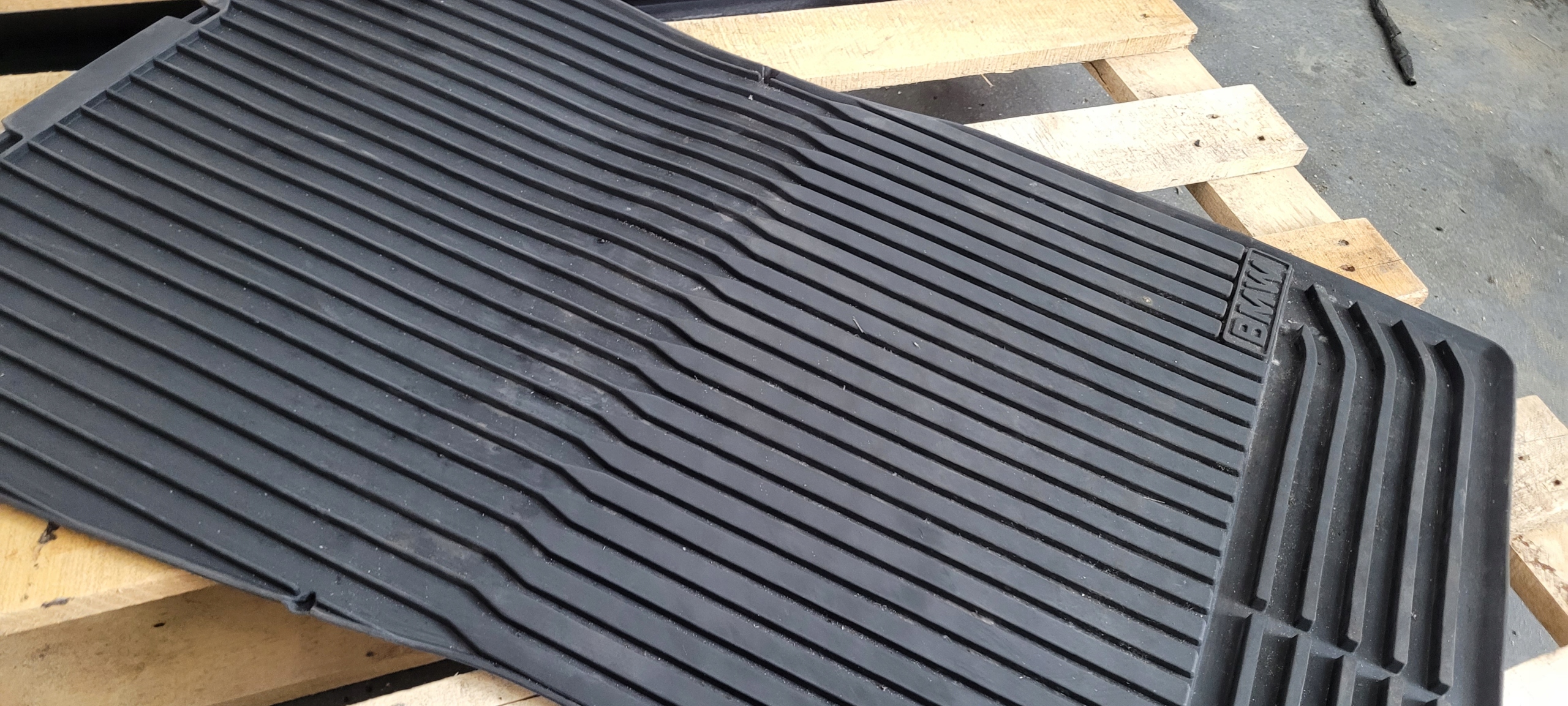 BMW F30 mat rubber front 51472153725