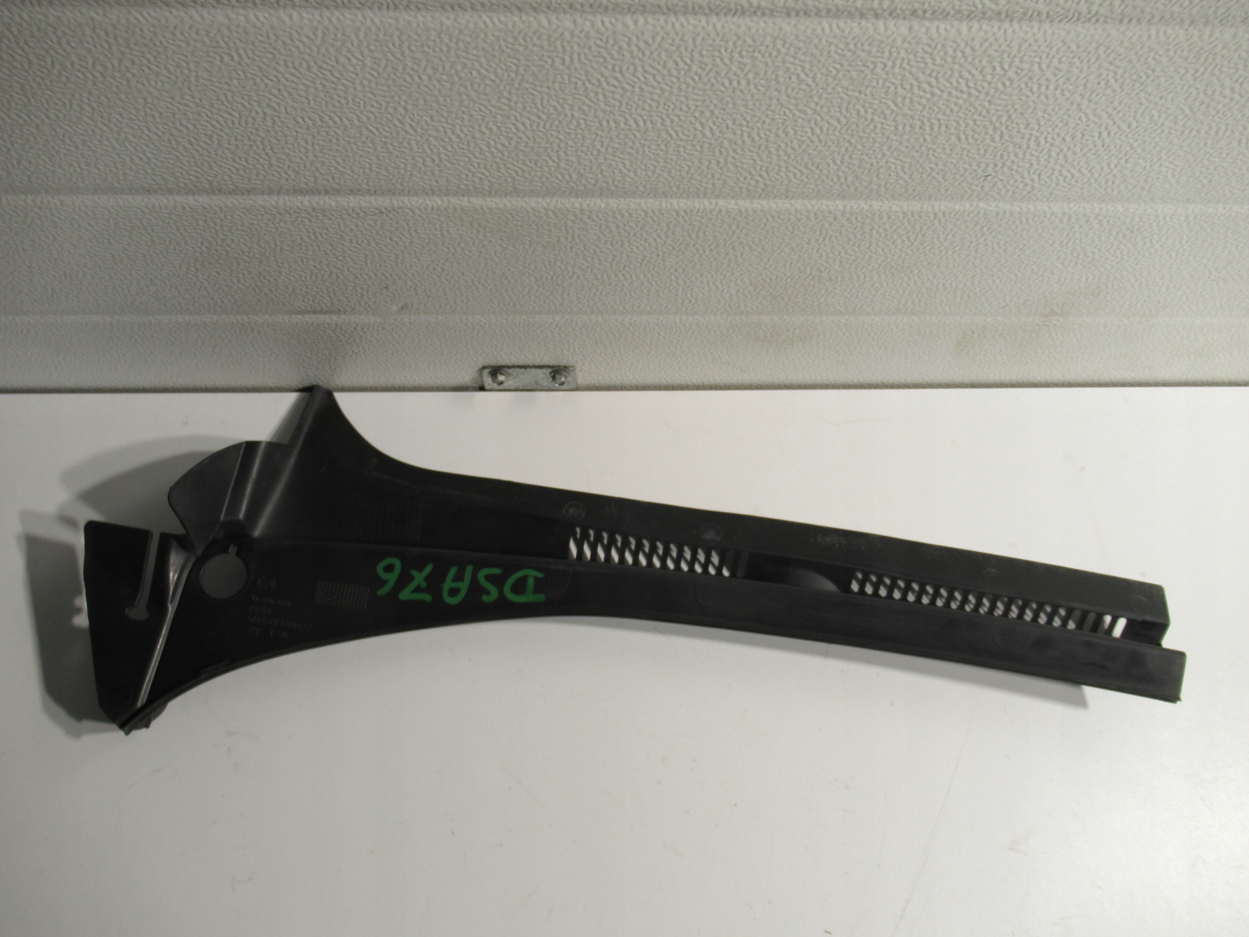 VW Golf plus 5M torpedo right 5M0819404B