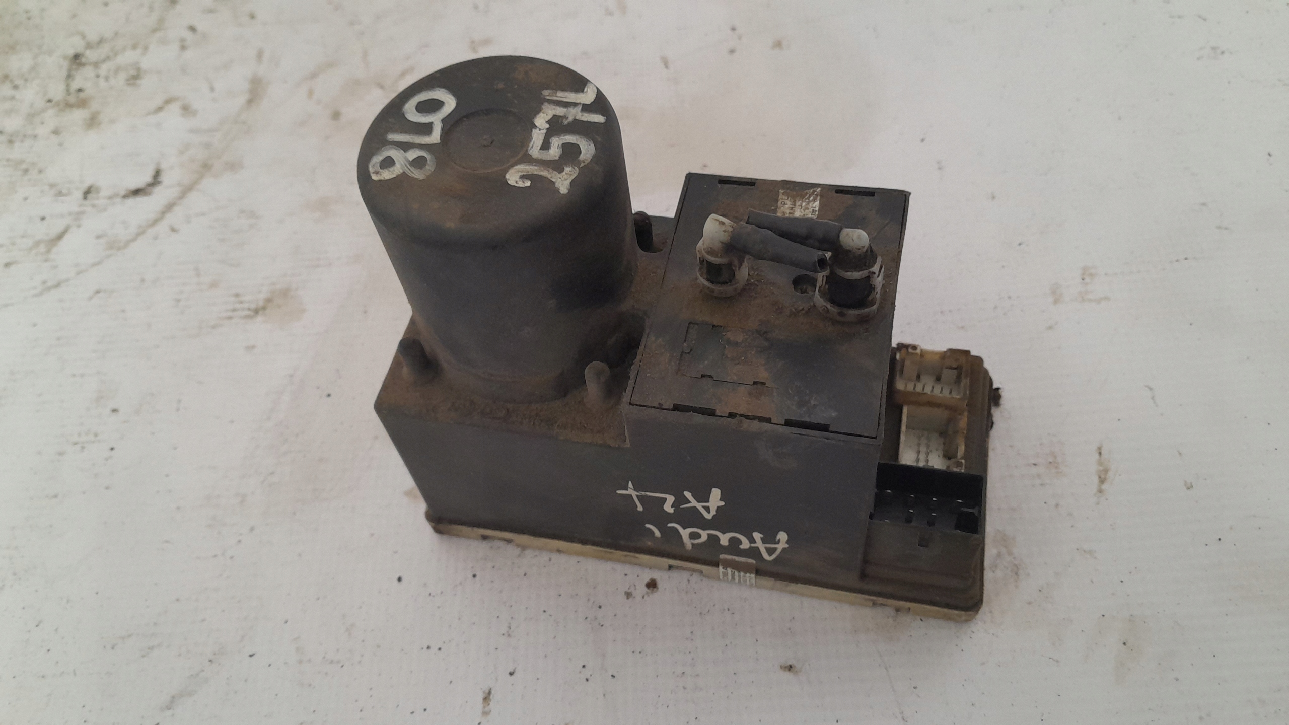 AUDI A4 B5 POMPKA ZAMKA CENTRALNEGO 8L0862257L