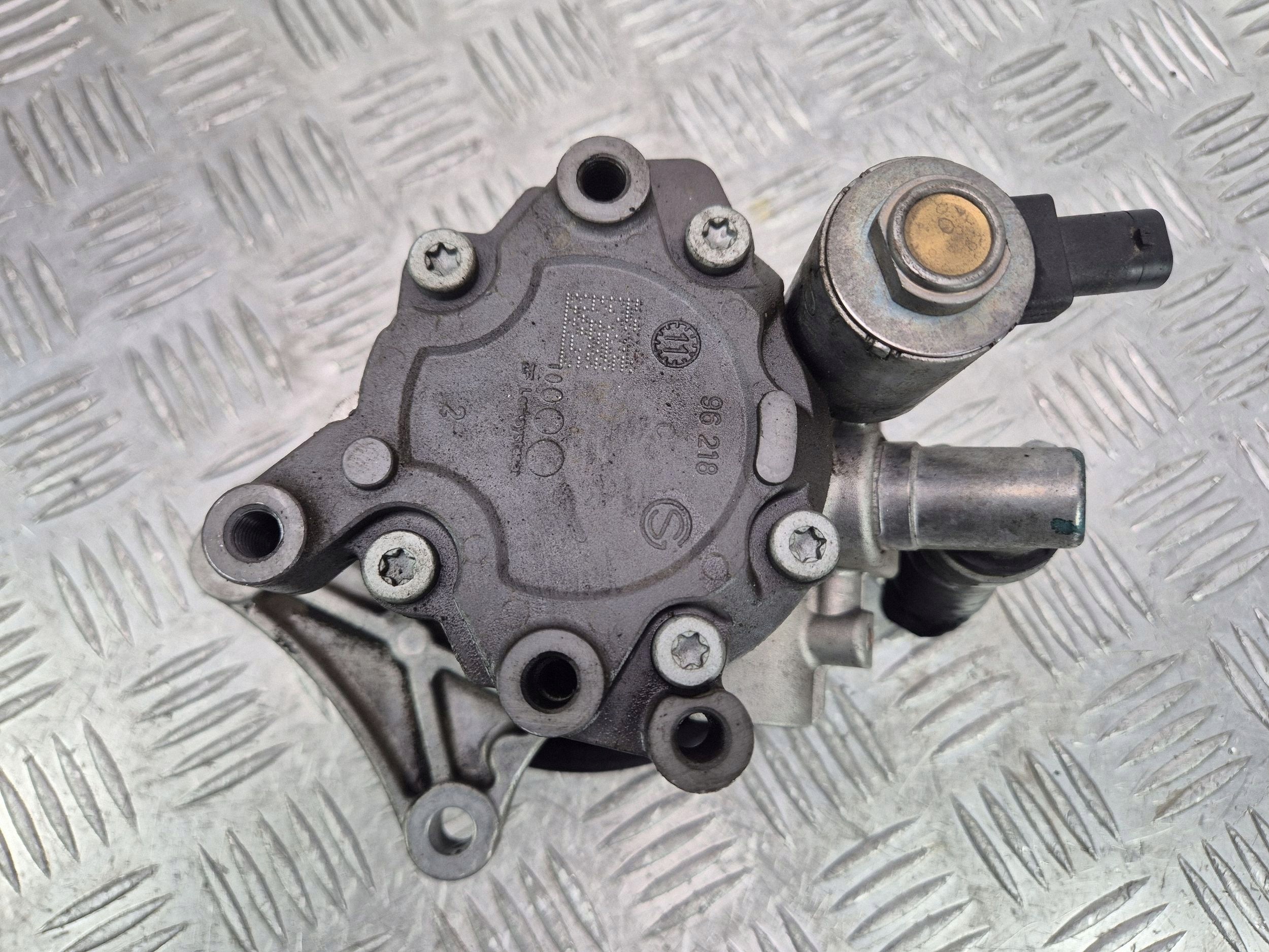 Mercedes M271 C200 CGI W204 servo pump A0064667501