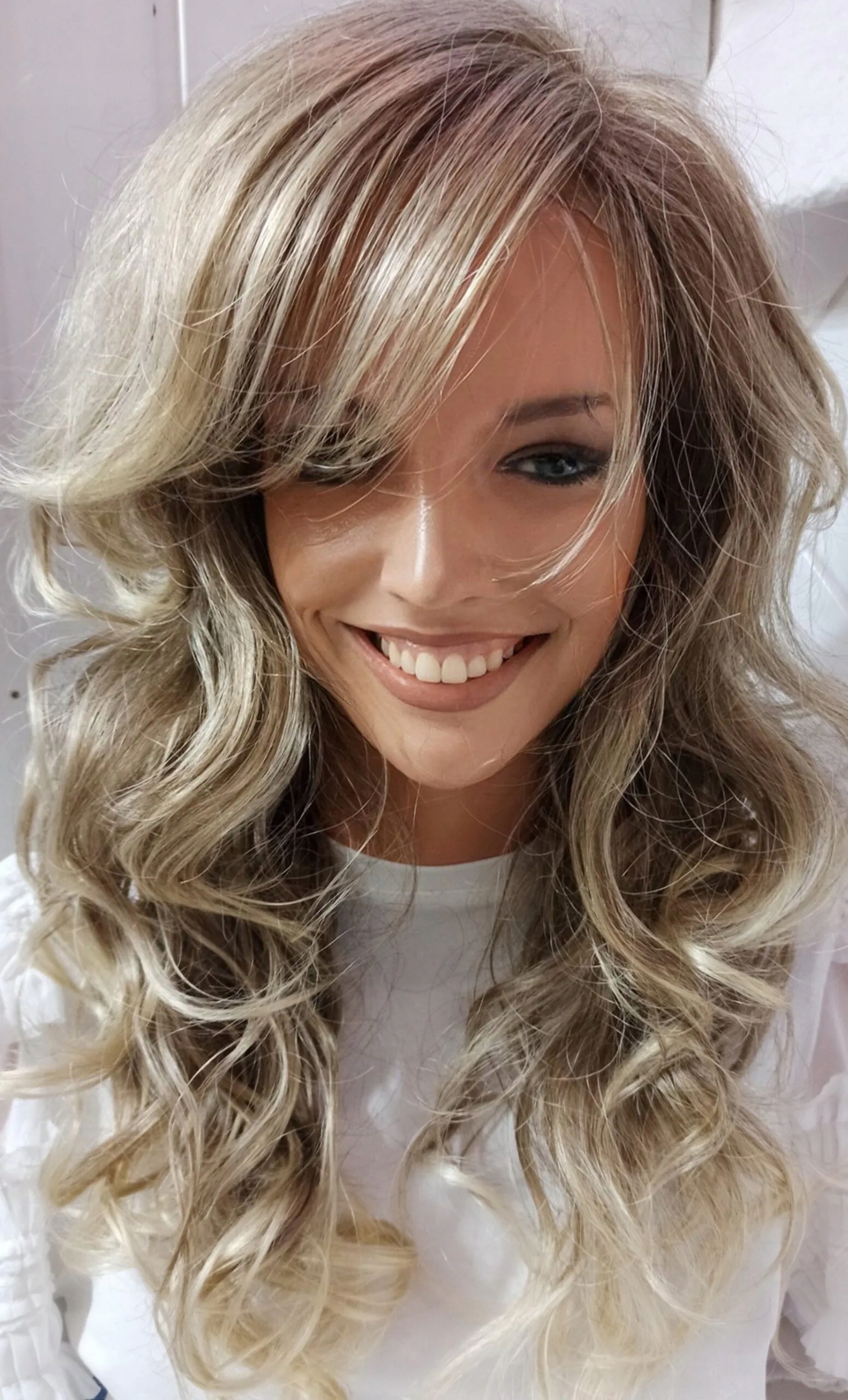 Dlouhá paruka s ofinou Emery v barvě světlý popel mix s blond ombre -60c
