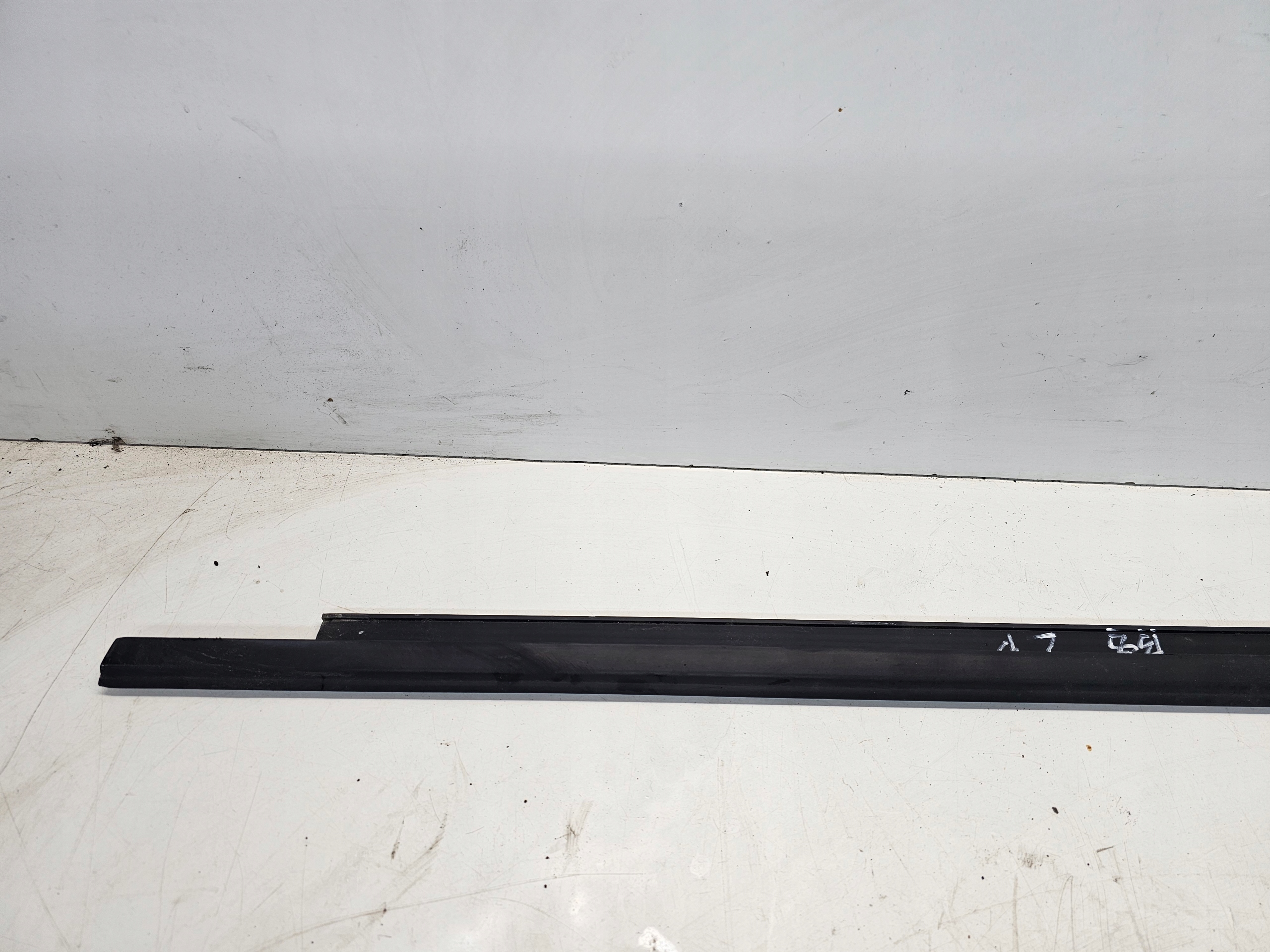 moulding door MAT AUDI A4 B8 left front 8K0837477F