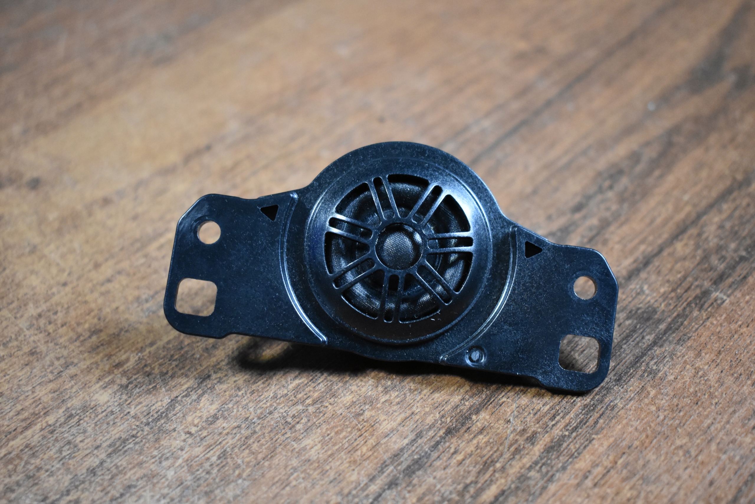 IDEALNY speaker WYSOKOTONOWY AUDI Q8 1