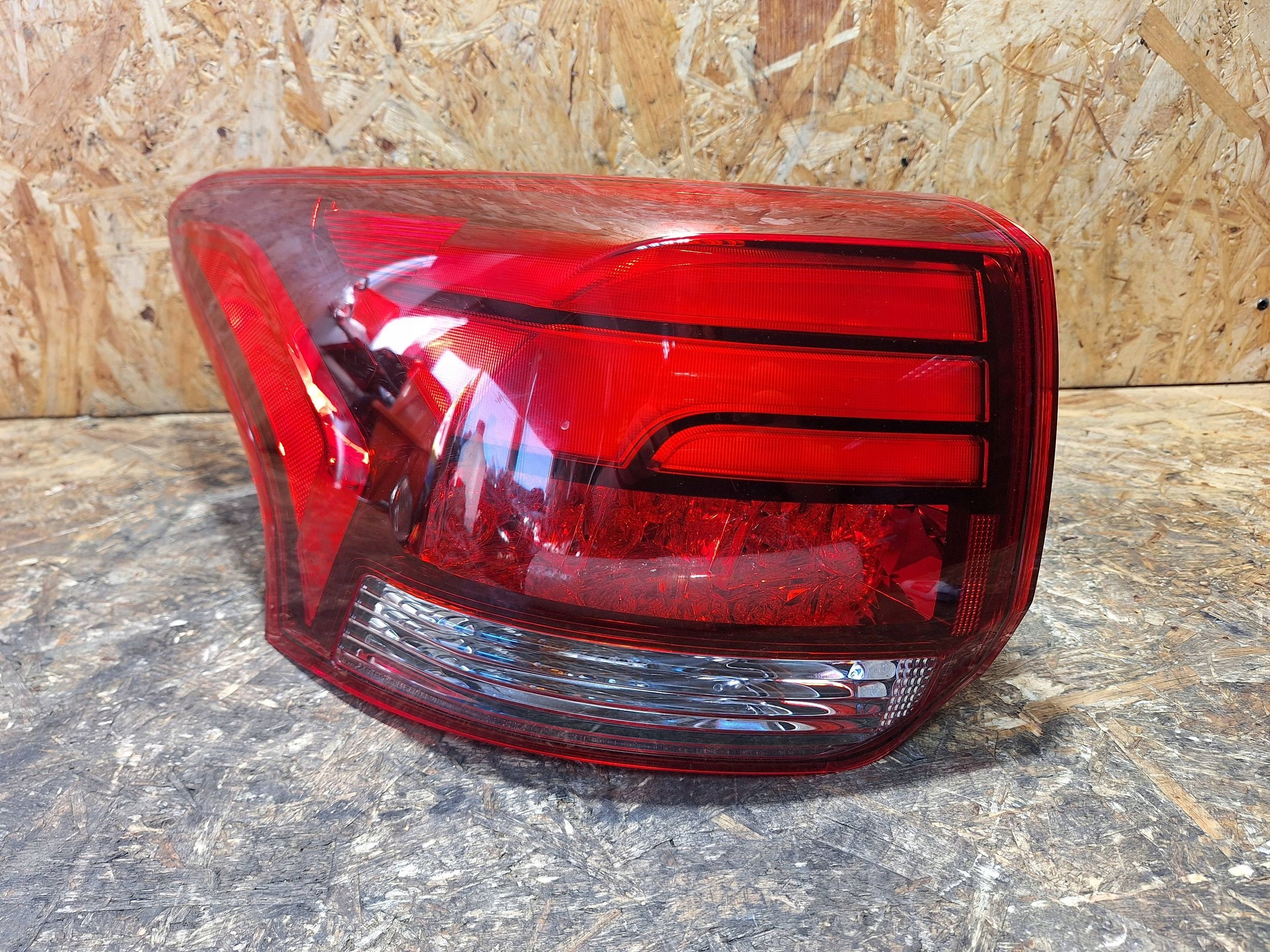 LAMPA TYŁ LEWA MITSUBISHI OUTLANDER III LIFT 15-