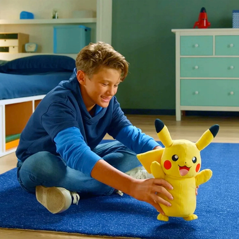 PIKACHU ELECTRIC CHARGE INTERAKTYWNA MASKOTKA ZE ŚWIECĄCYM OGONEM 26 CM Materiał tkanina