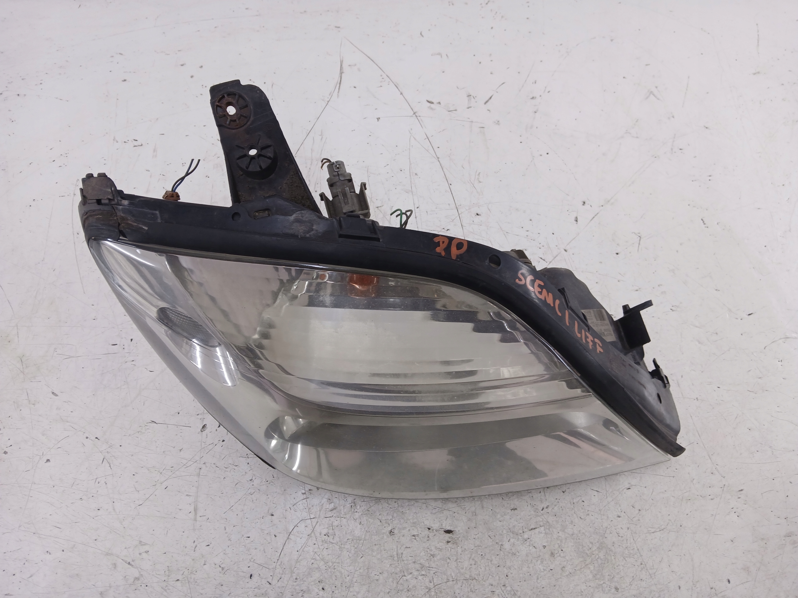RENAULT SCENIC and LIFT light right front