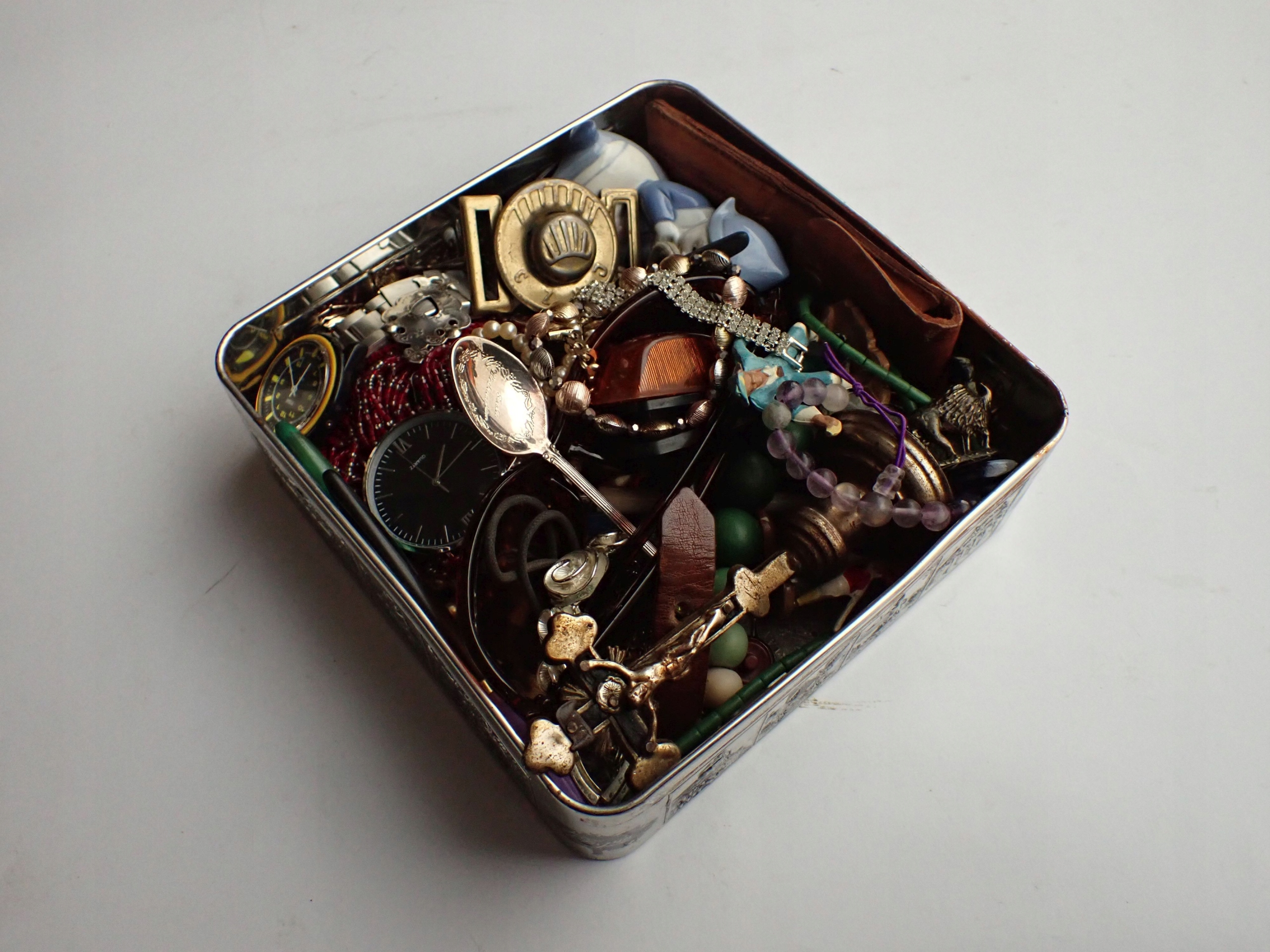 Набор старинных вещей, безделушек, безделушек и т. д.