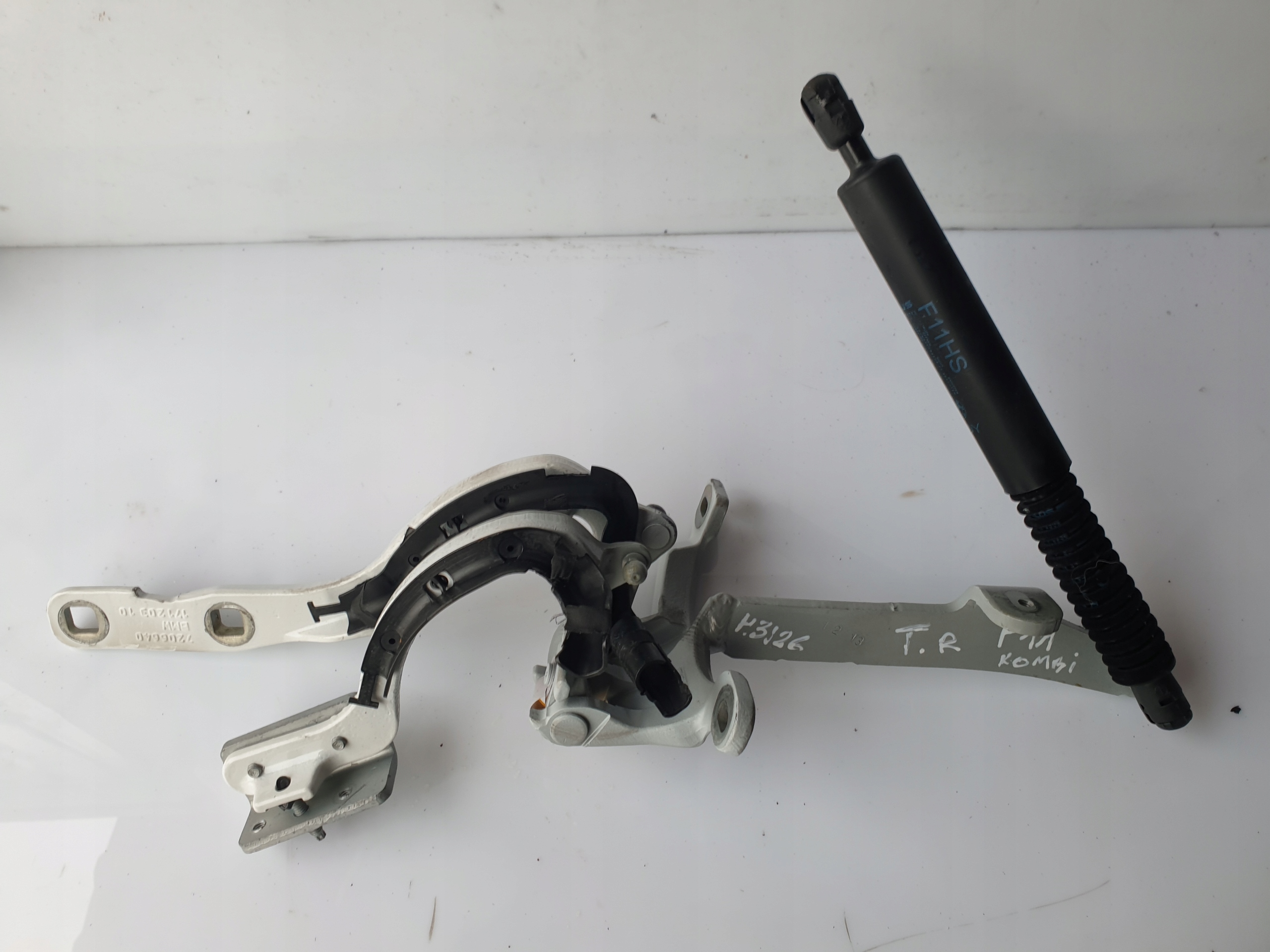 ZAWIAS KLAPY PRAWY TYL 7206640 BMW F11 KOMBI 10 17