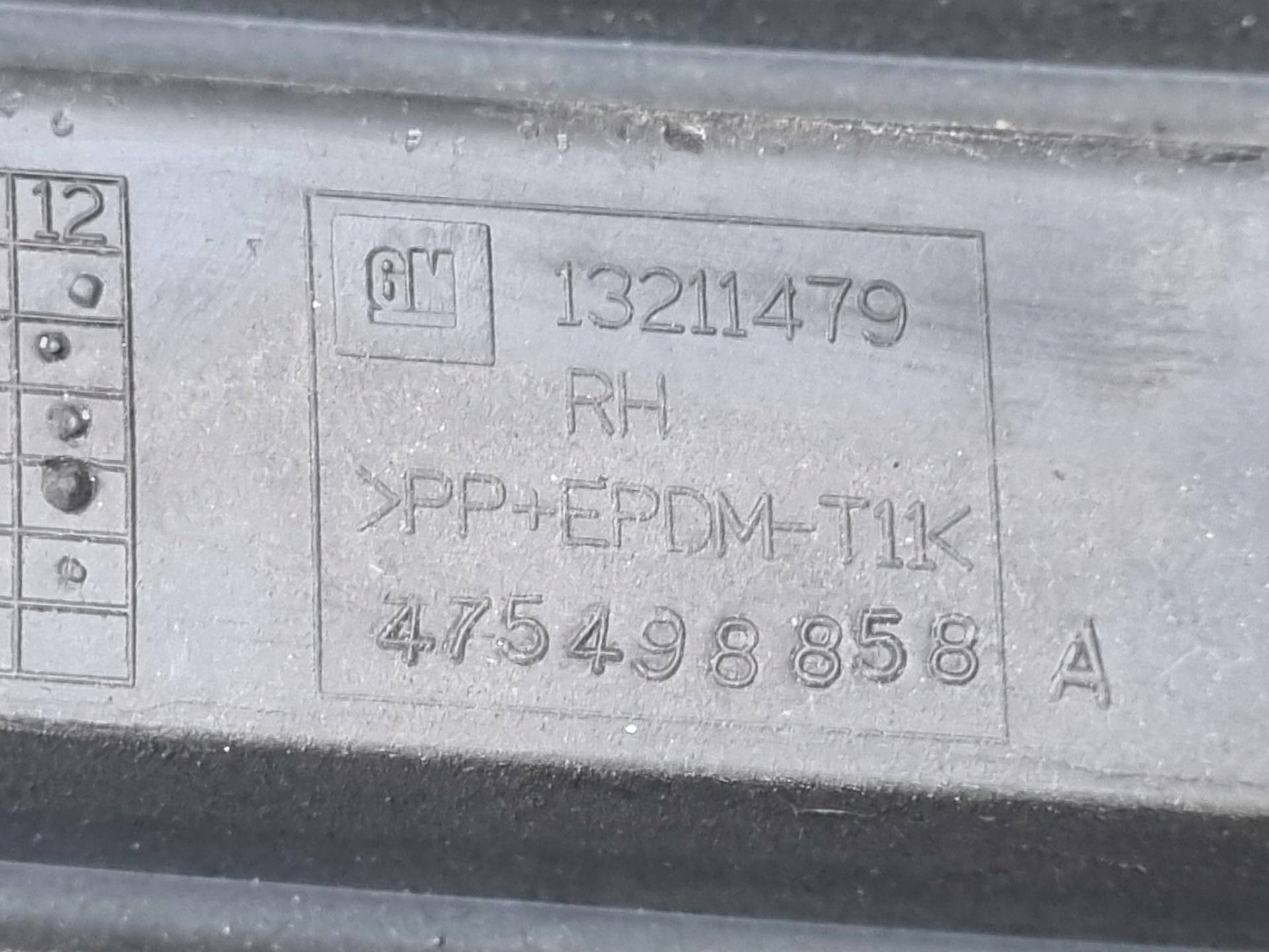 side grid of a bumper right side Opel Corsa D 2009 13211479