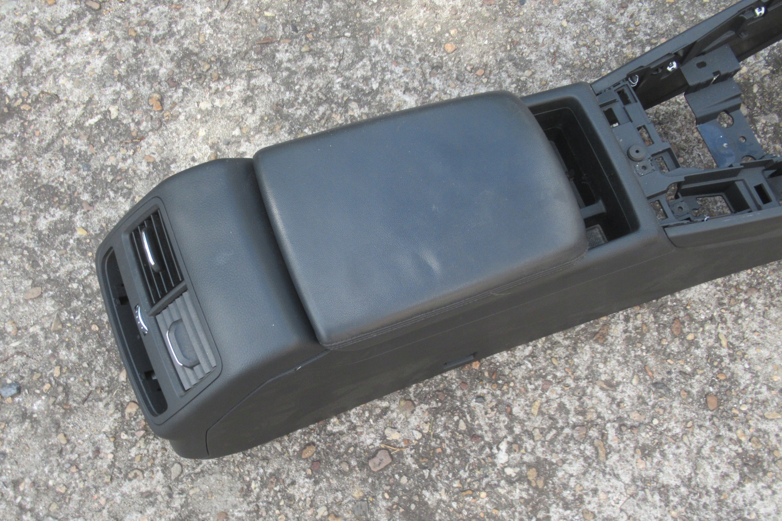 AUDI A4 B9 AVANT 3.0 TDI 18R TUNEL central armrest