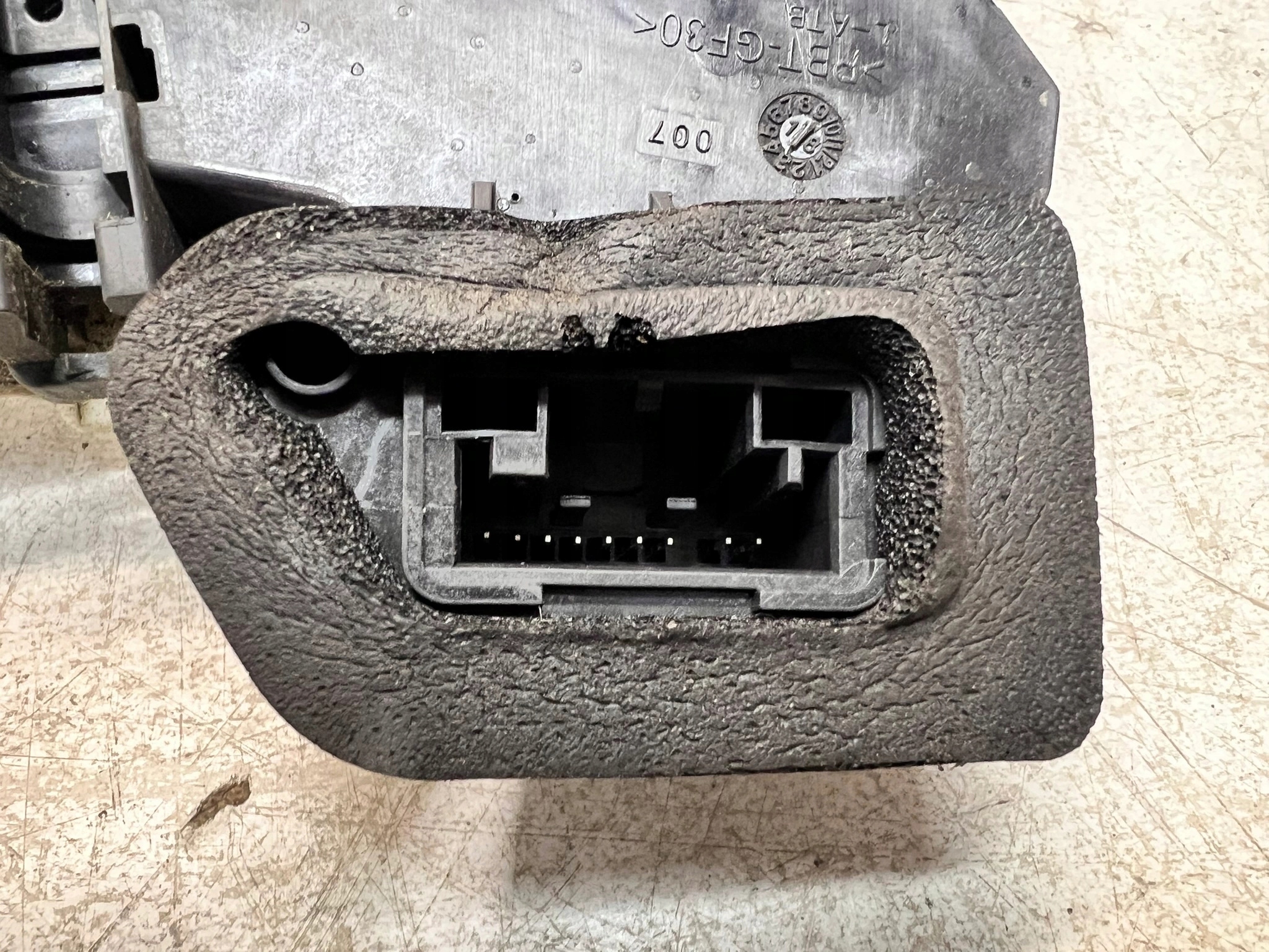 lock door left rear part AUDI A6 C8 4K0839015Q 9 PIN