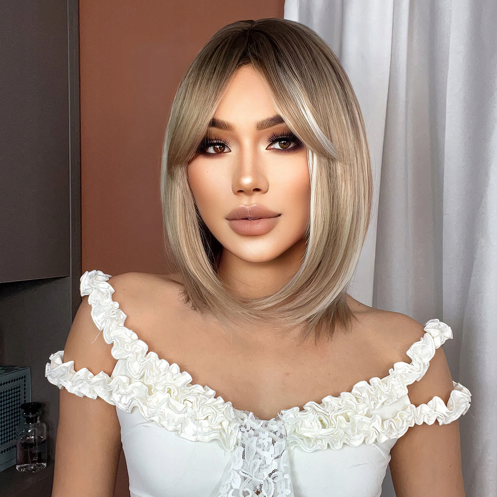 Oříškově blond paruka Verna s jemným rámováním obličeje