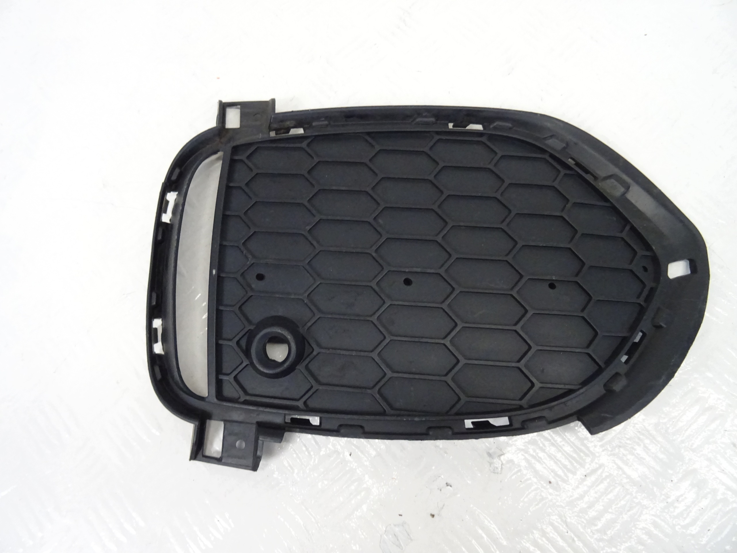 grid of a bumper left front BMW X5 F15 8056855