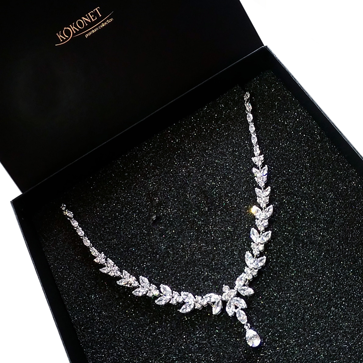 Stříbrný náhrdelník osázený zirkony Swarovski