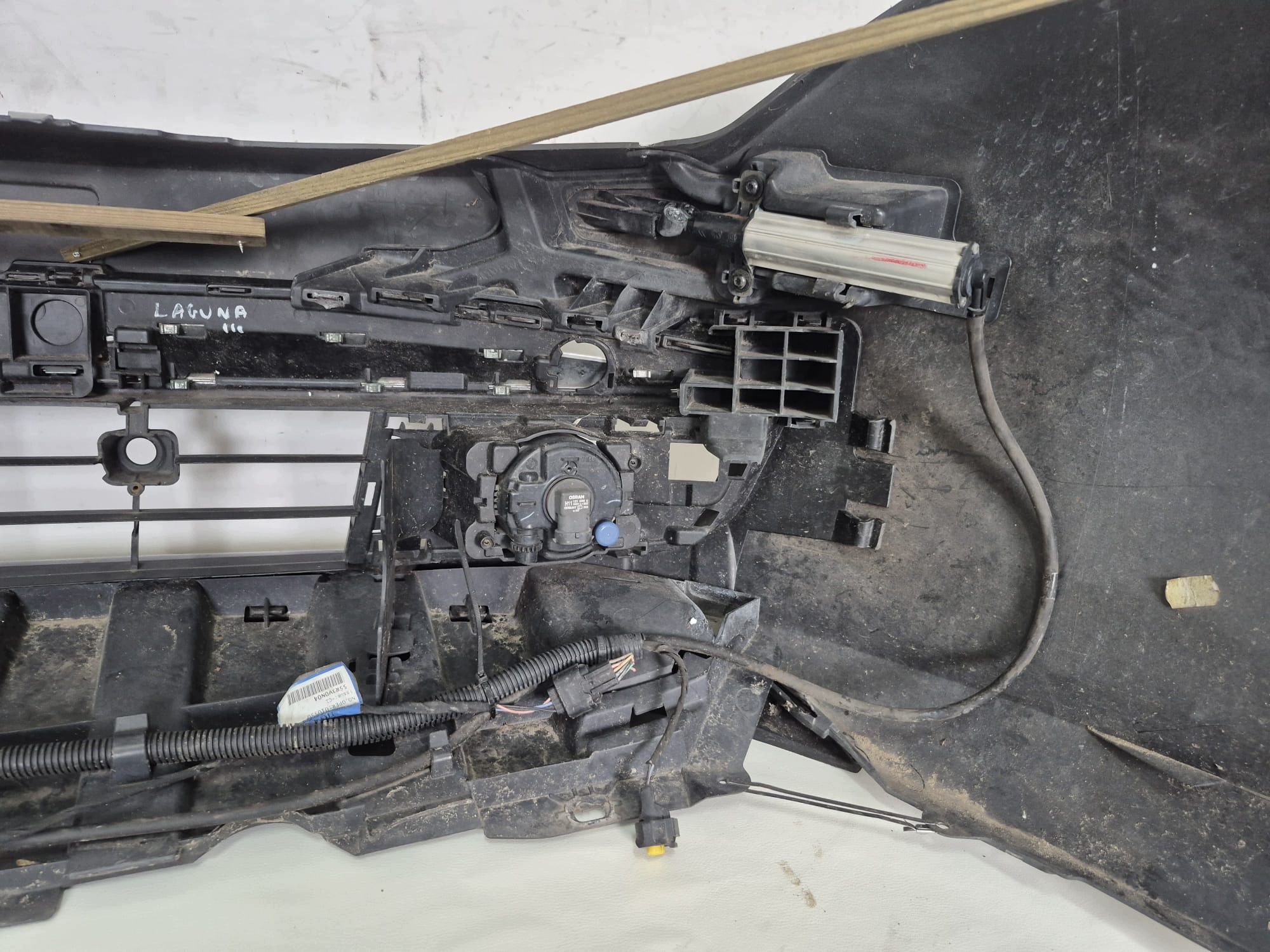 RENAULT LAGUNA III 3 07-13 bumper front front SPR PDC 620220001R