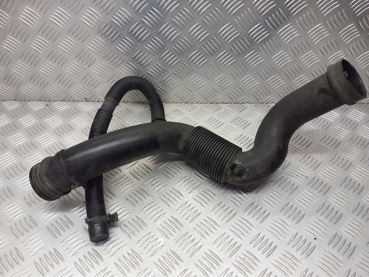 труба Воздух Audi A2 1.6 8Z0129627D