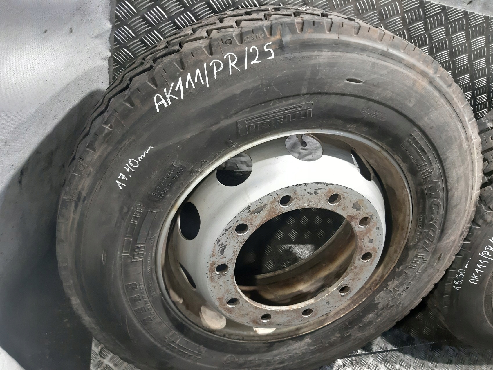 wheels discs tyres 4x RETREAD PIRELLI MC:01 275/70 R22.5