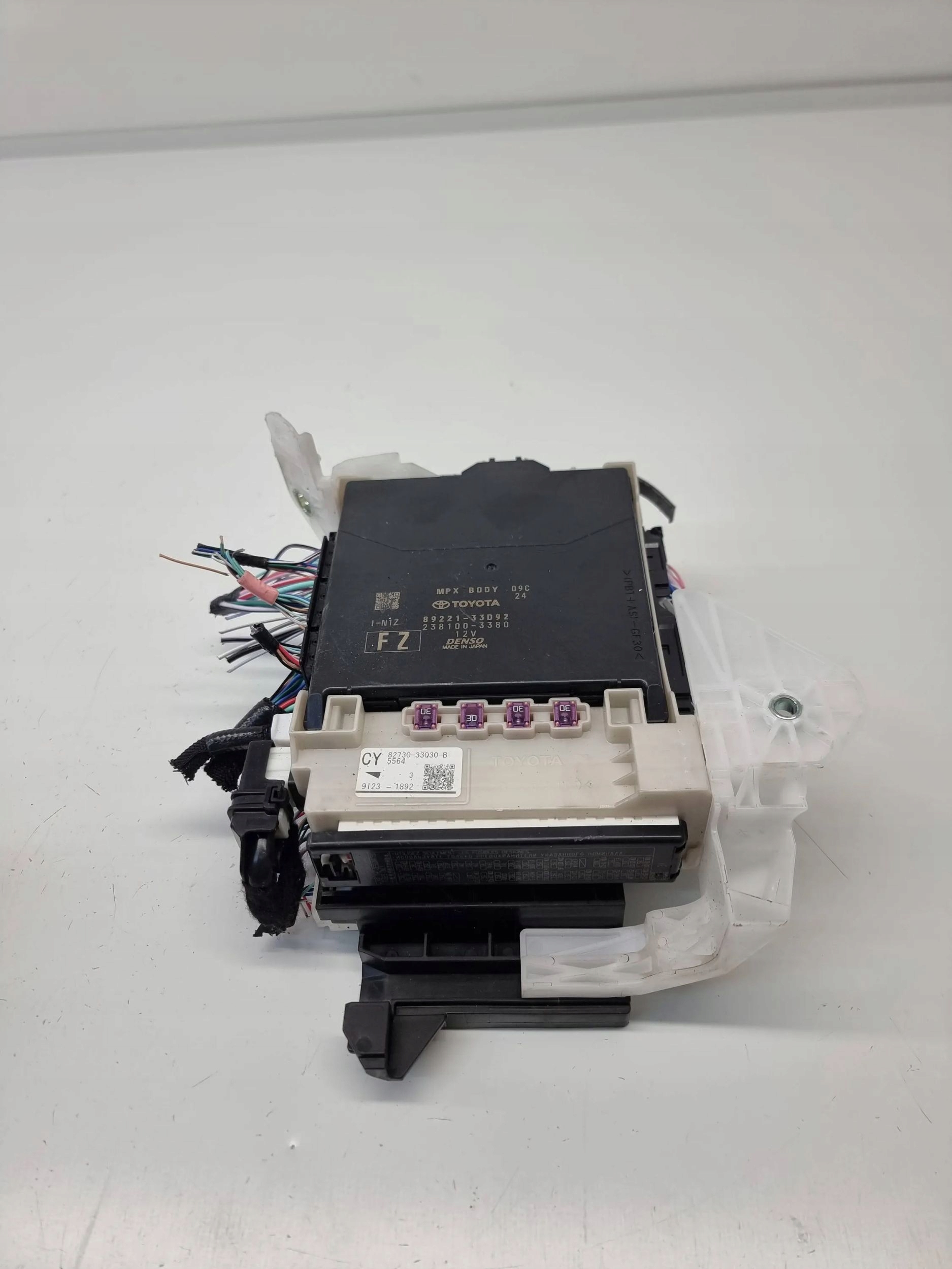 lexus ES VII XZ10 2019 рамка / модуль предохранителей