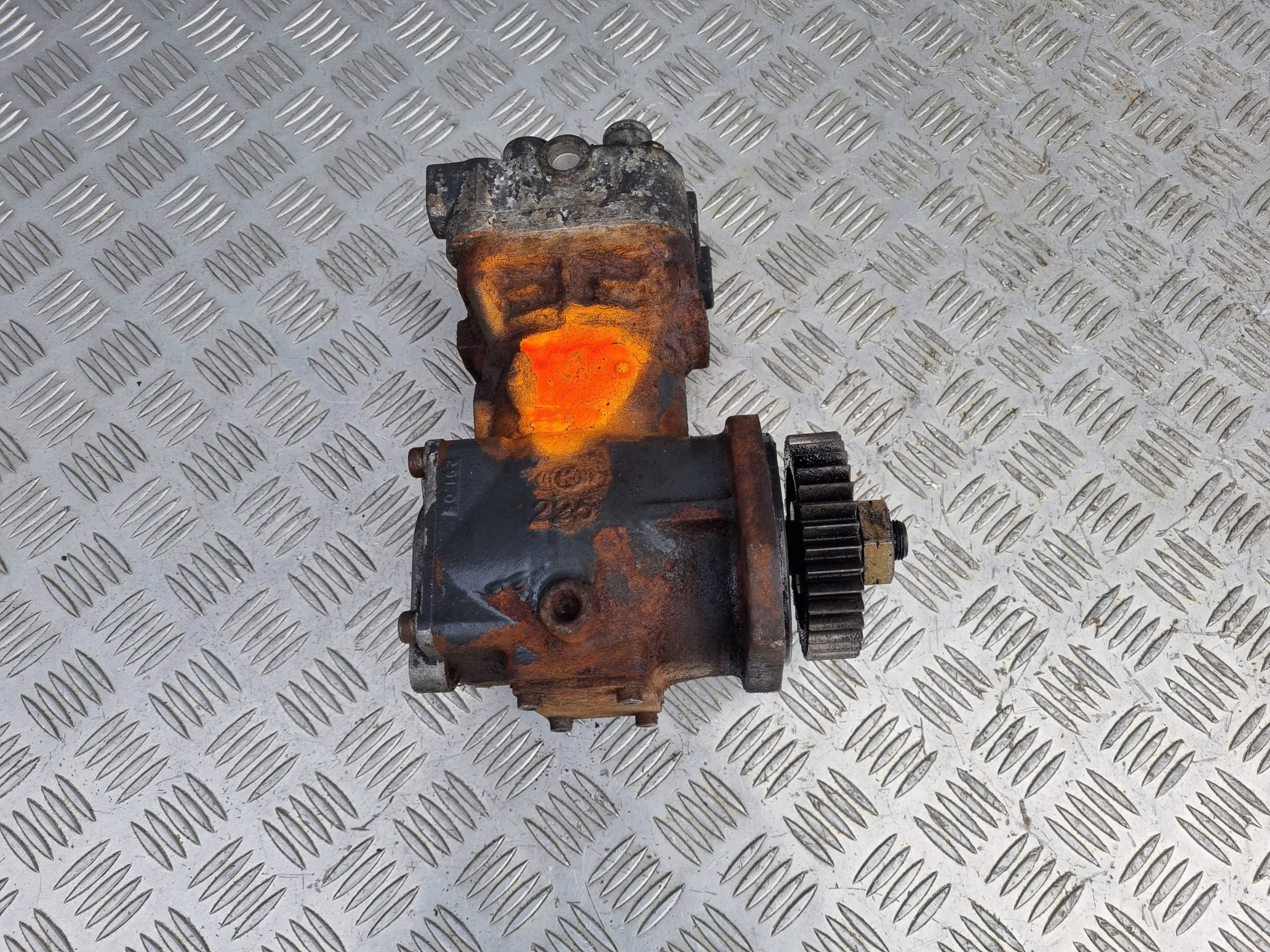 ВОЗДУШНЫЙ КОМПРЕССОР IVECO EUROCARGO 3.9 5.9 TECTOR