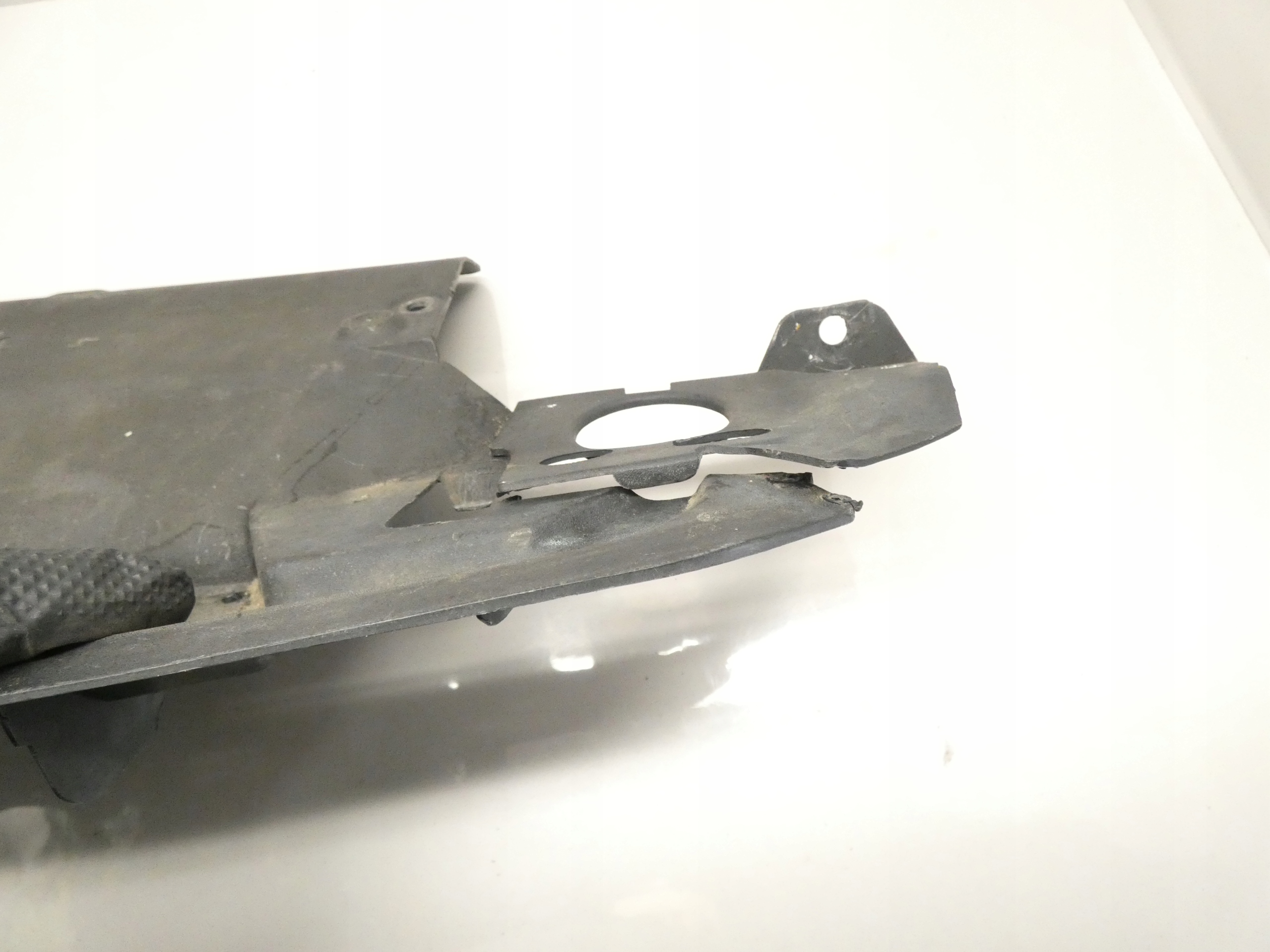 kryt chladiče stěny předního BMW E36 81359479