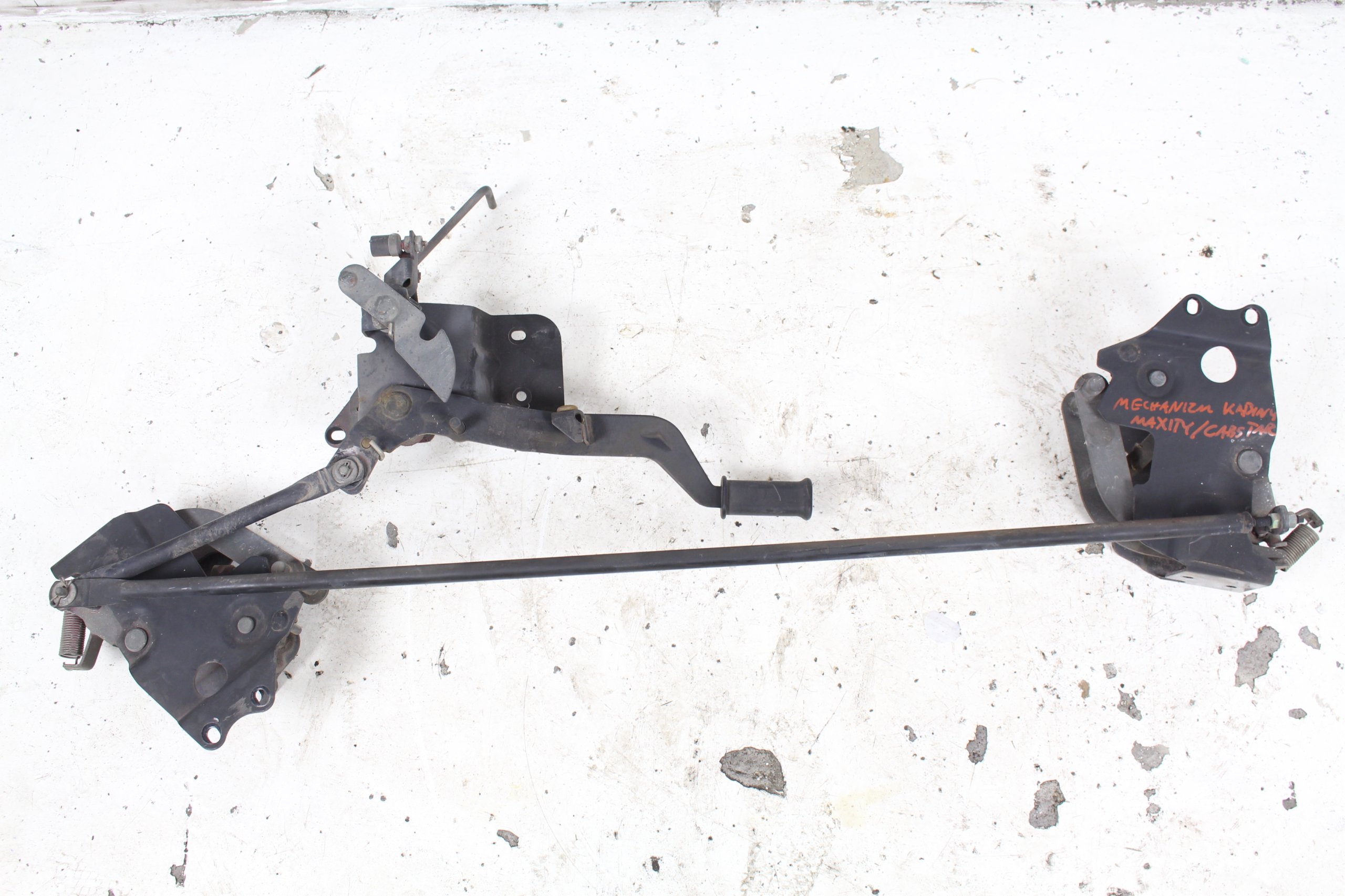 ЗАМОК КАБИНЫ ЛЕВЫЙ И ПРАВЫЙ КОМПЛЕКТ CABSTAR MAXITY 07