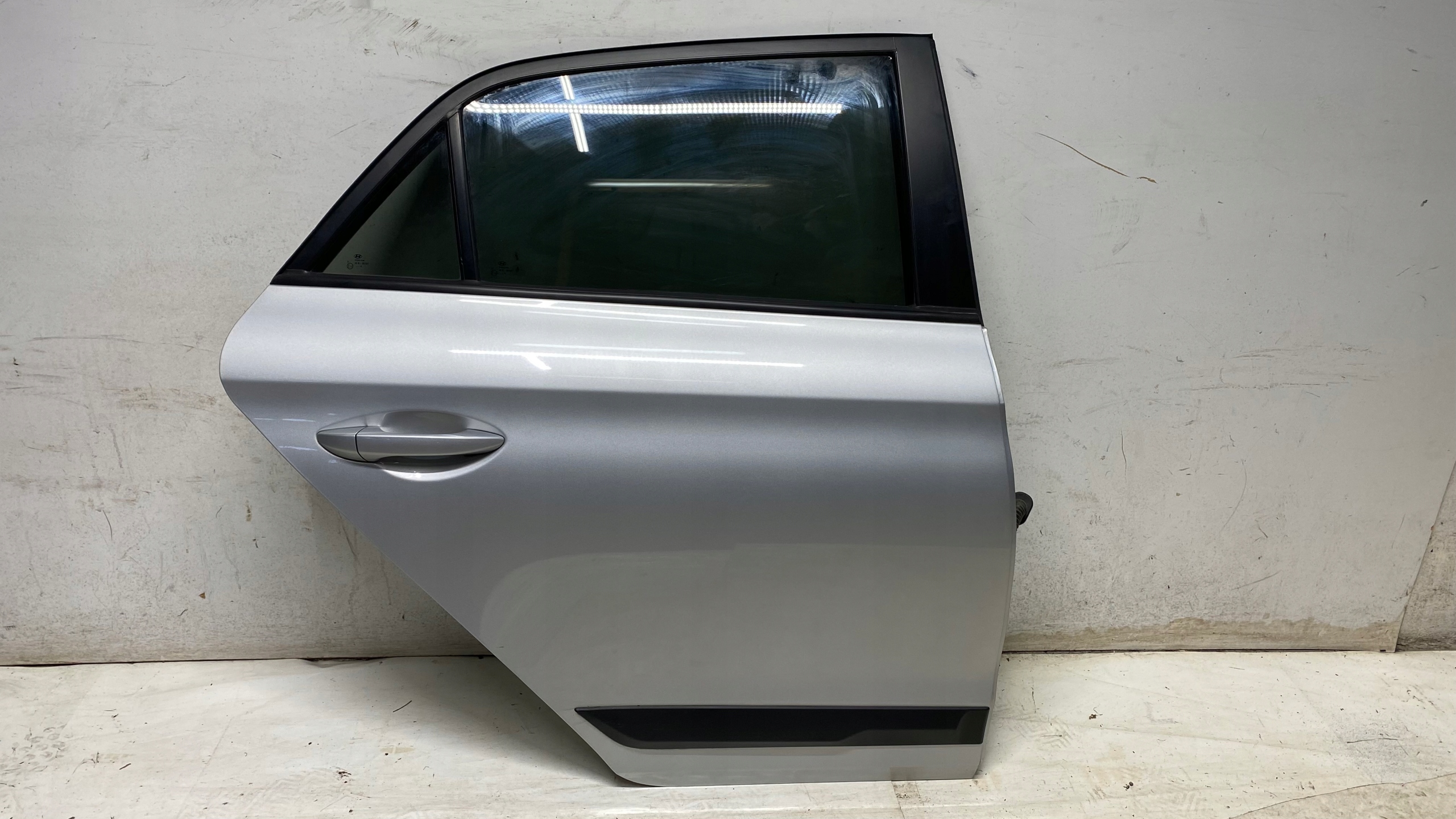 HYUNDAI I20 II DRZWI PRAWE PRAWY TYŁ TYLNE RYS EUROPA 14-19 Kolor srebrny