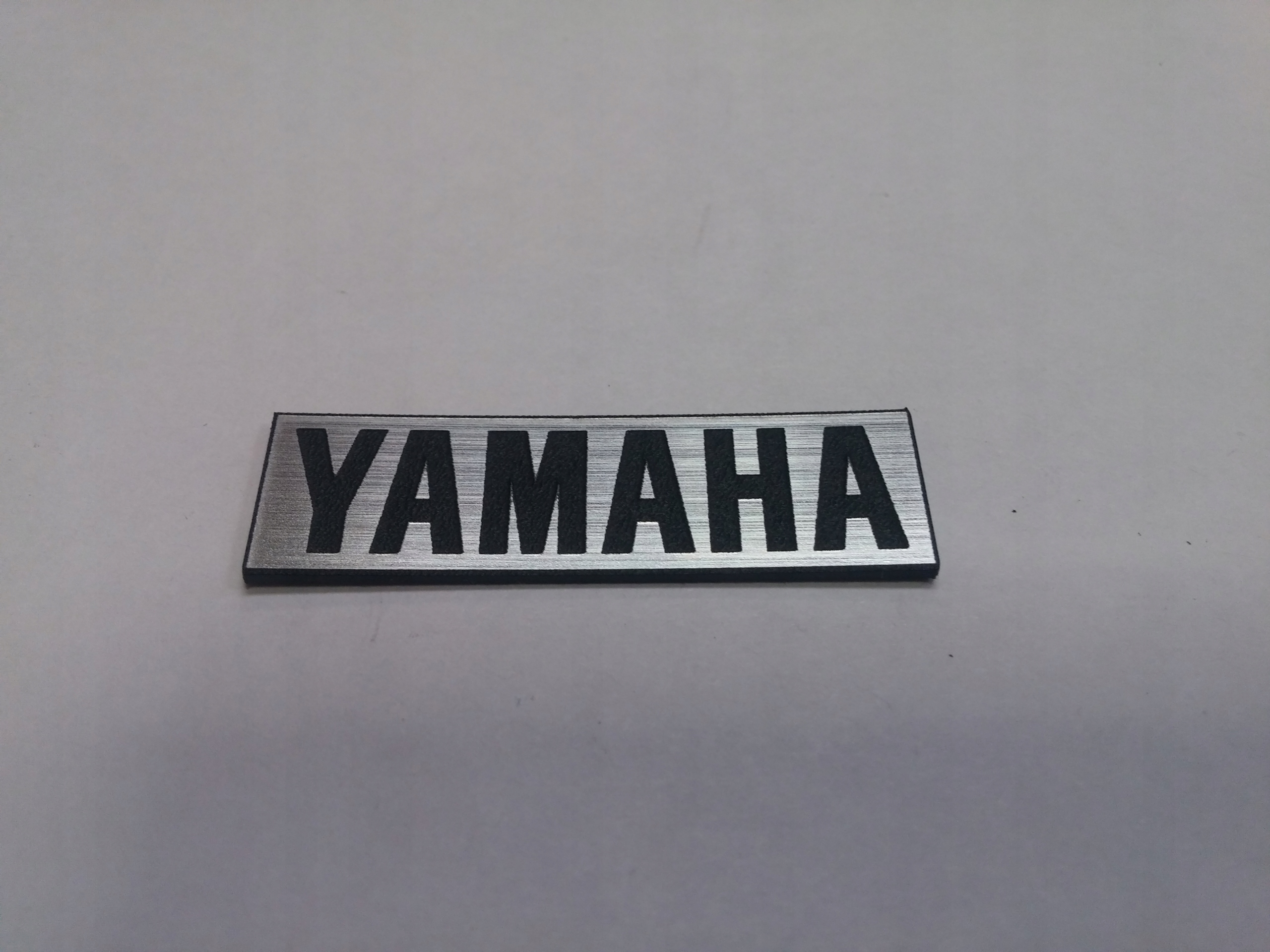 

Yamaha naklejka emblemat 120 x 30 mm * Srebrna