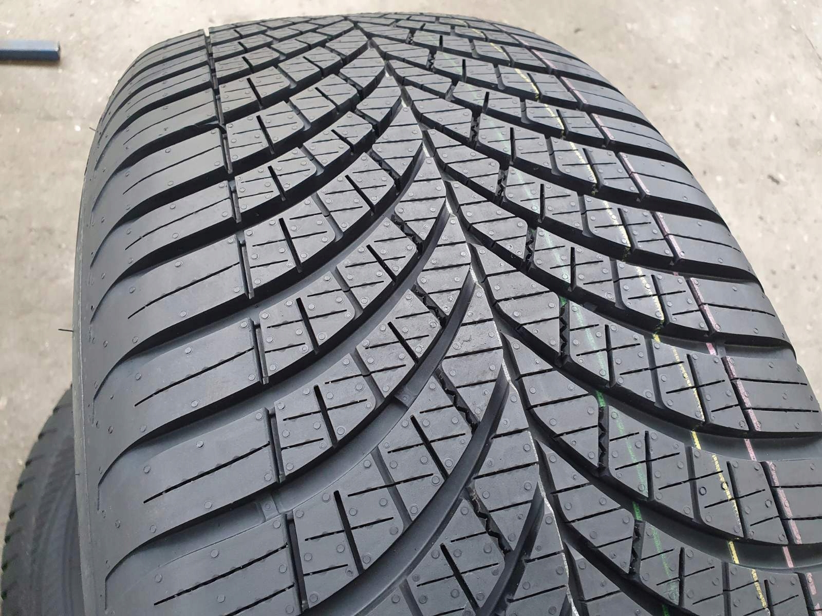 Opona całoroczna Goodyear Vector 4Seasons Gen-3 SUV 235/50R18 101 W przyczepność na śniegu (3PMSF), rant ochronny, wzmocnienie (XL)