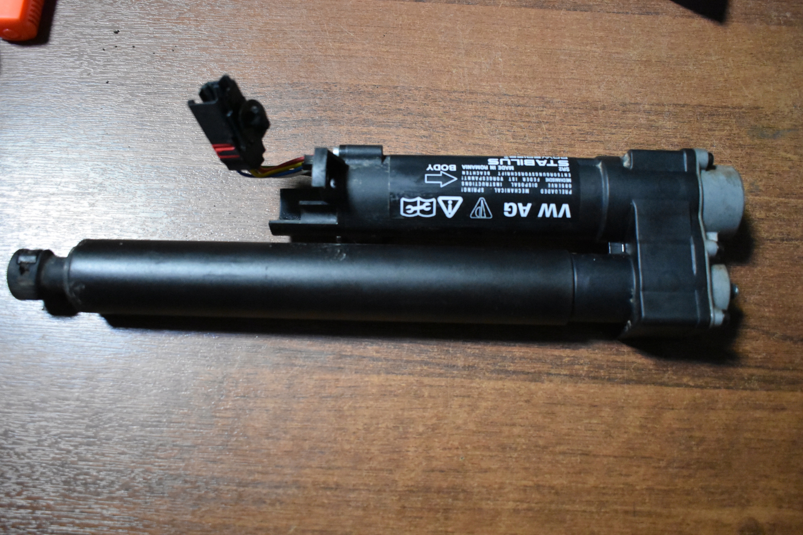 IDEALNY damper bonnet rear PORSCHE TAYCAN 1