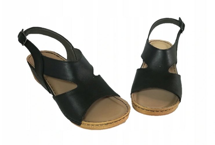 

64. Uniwersał obszywane sandały na koturnie s.nat.