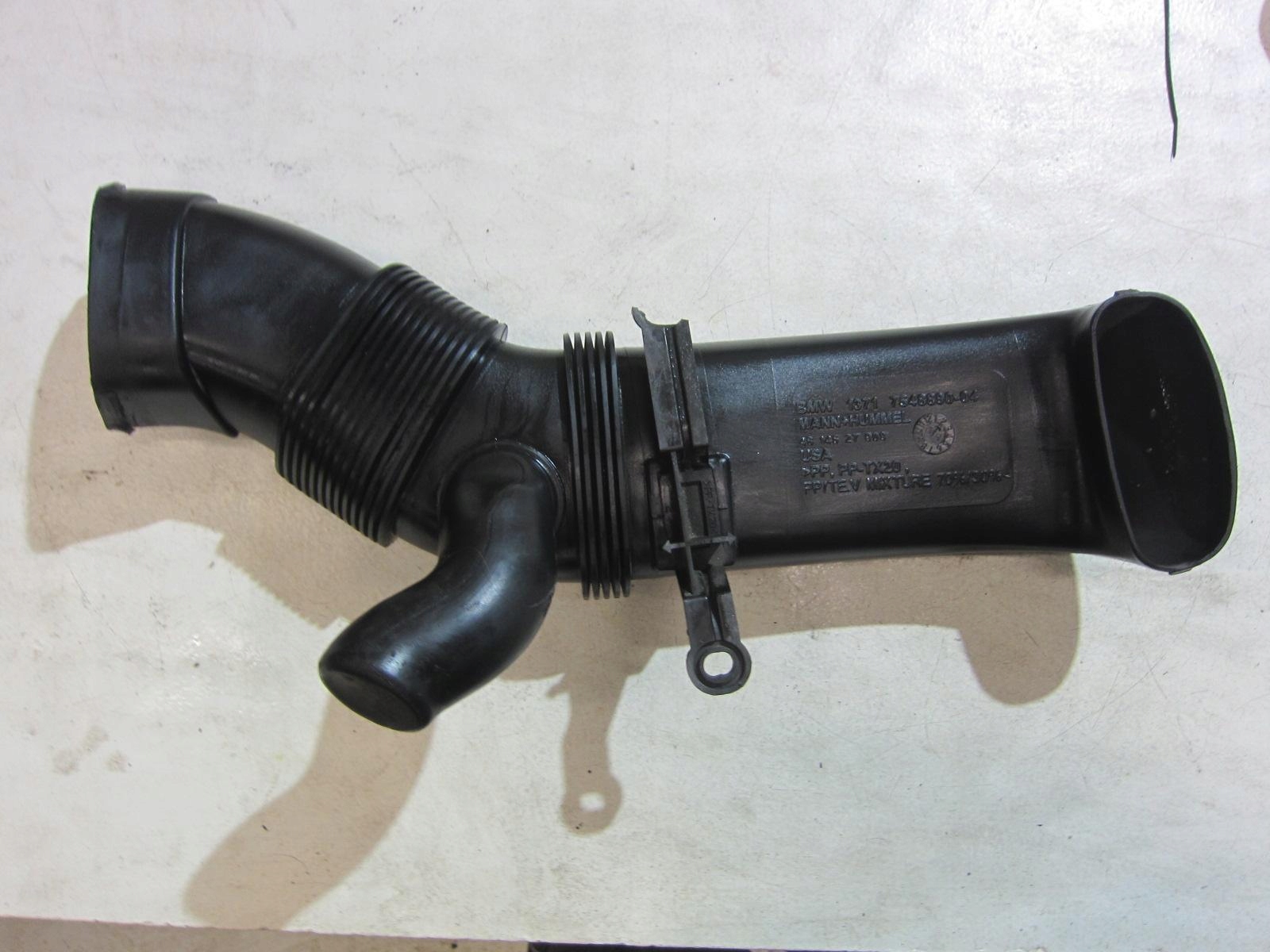 BMW E70 X5 3.0 pipe air hose drain 7548890