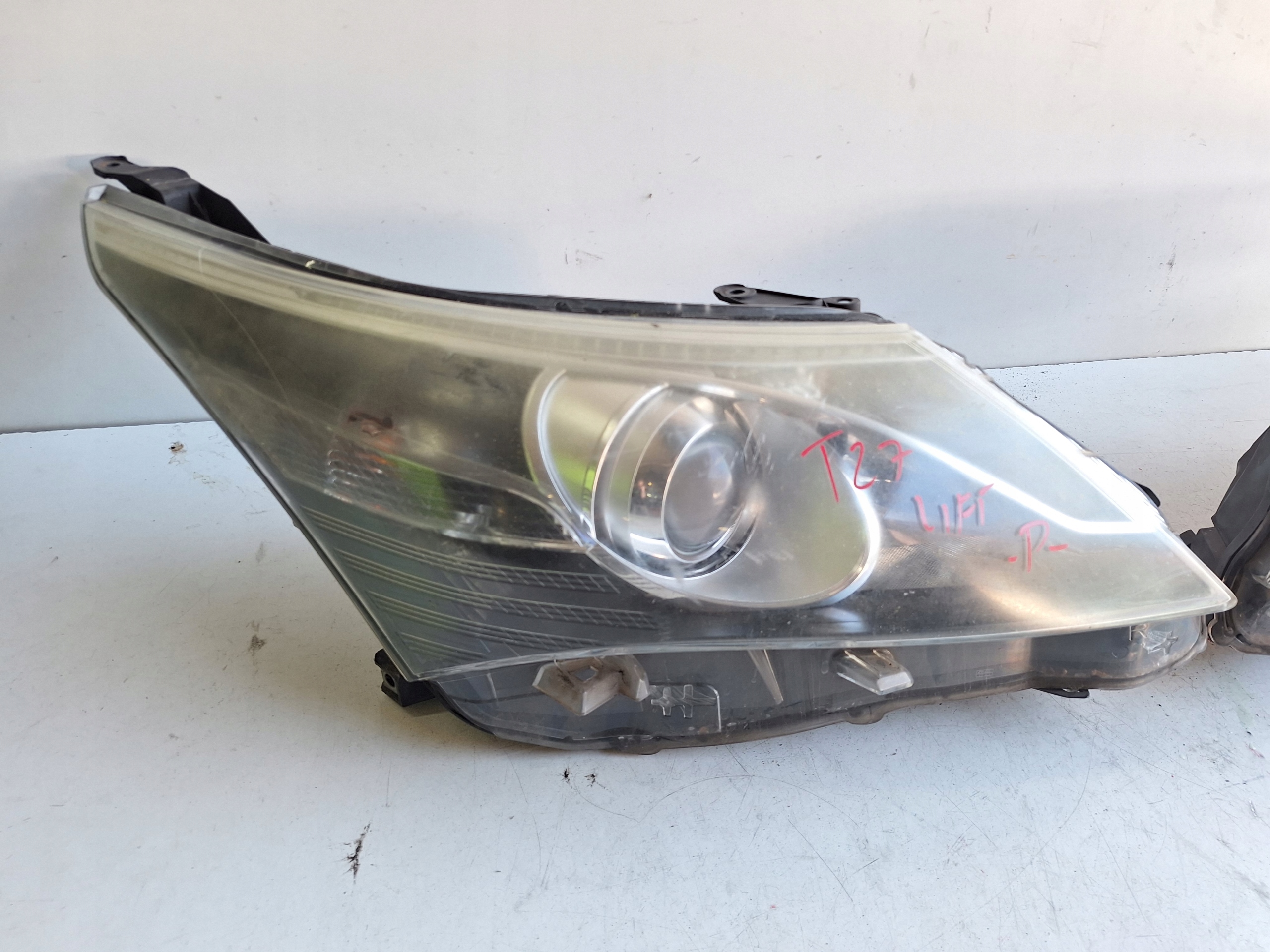 TOYOTA AVENSIS III T27 LIFT 11-13 light left LED UK