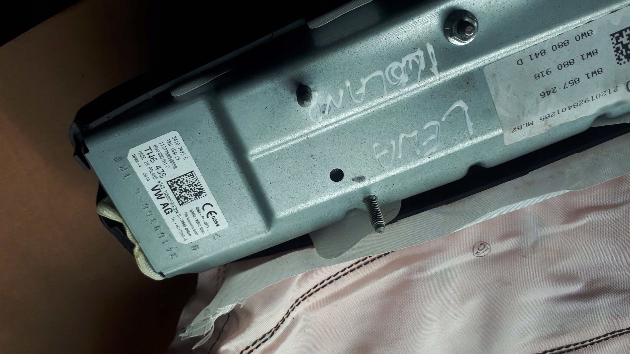 S4 B9 A4 8W подушка коленная левый 8W0880841D