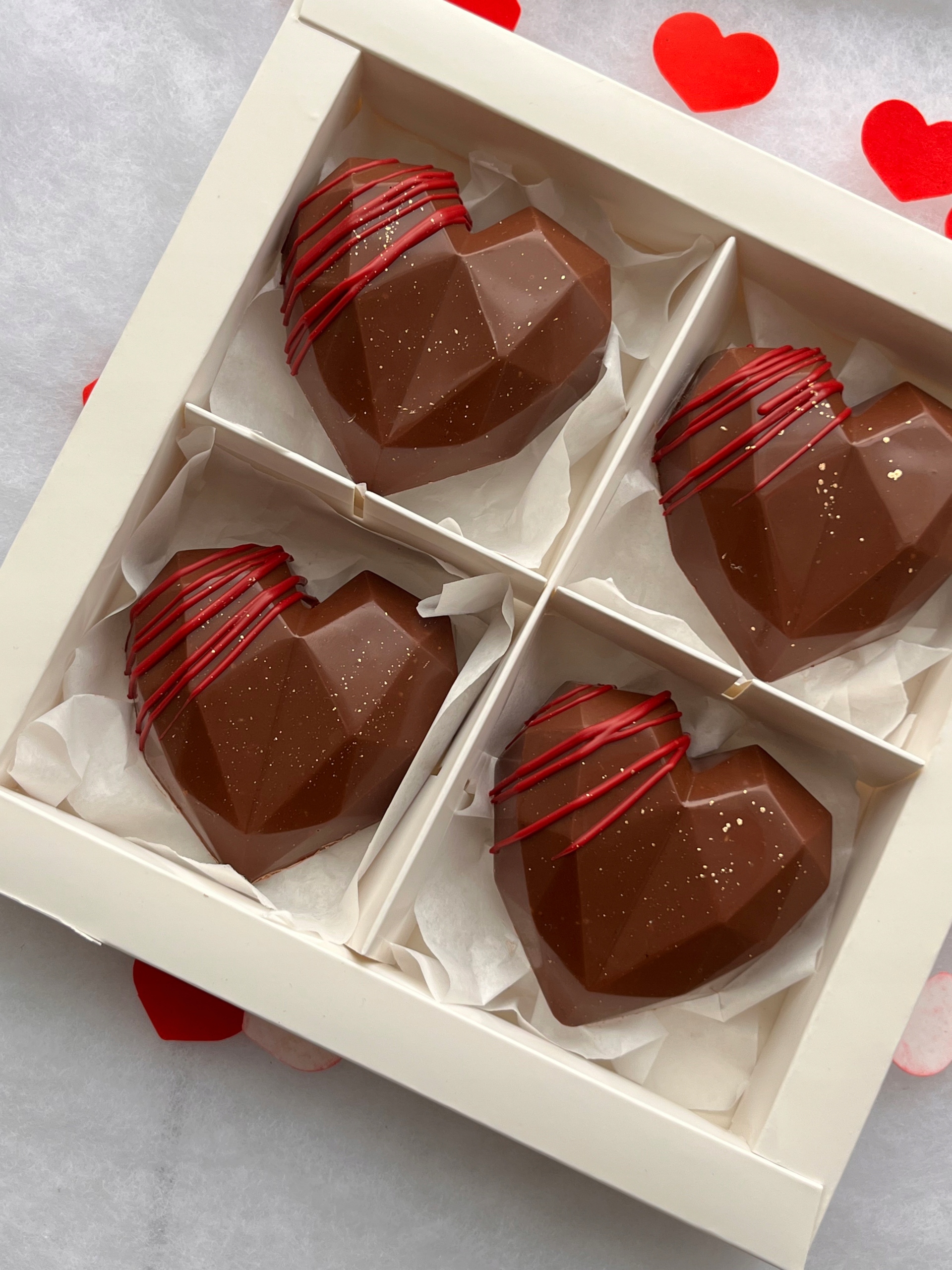 Levně Čokoládová srdíčka z mléčné čokolády k Valentýnu Dárková sada