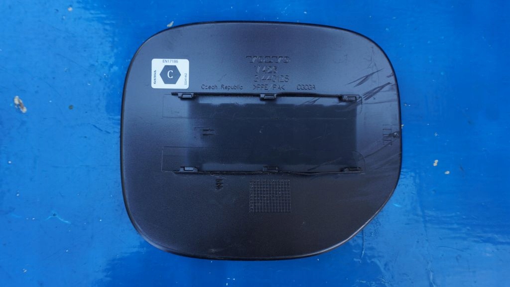 VOLVO XC60 II HYBRID - dvířka adapter LADOWANIA